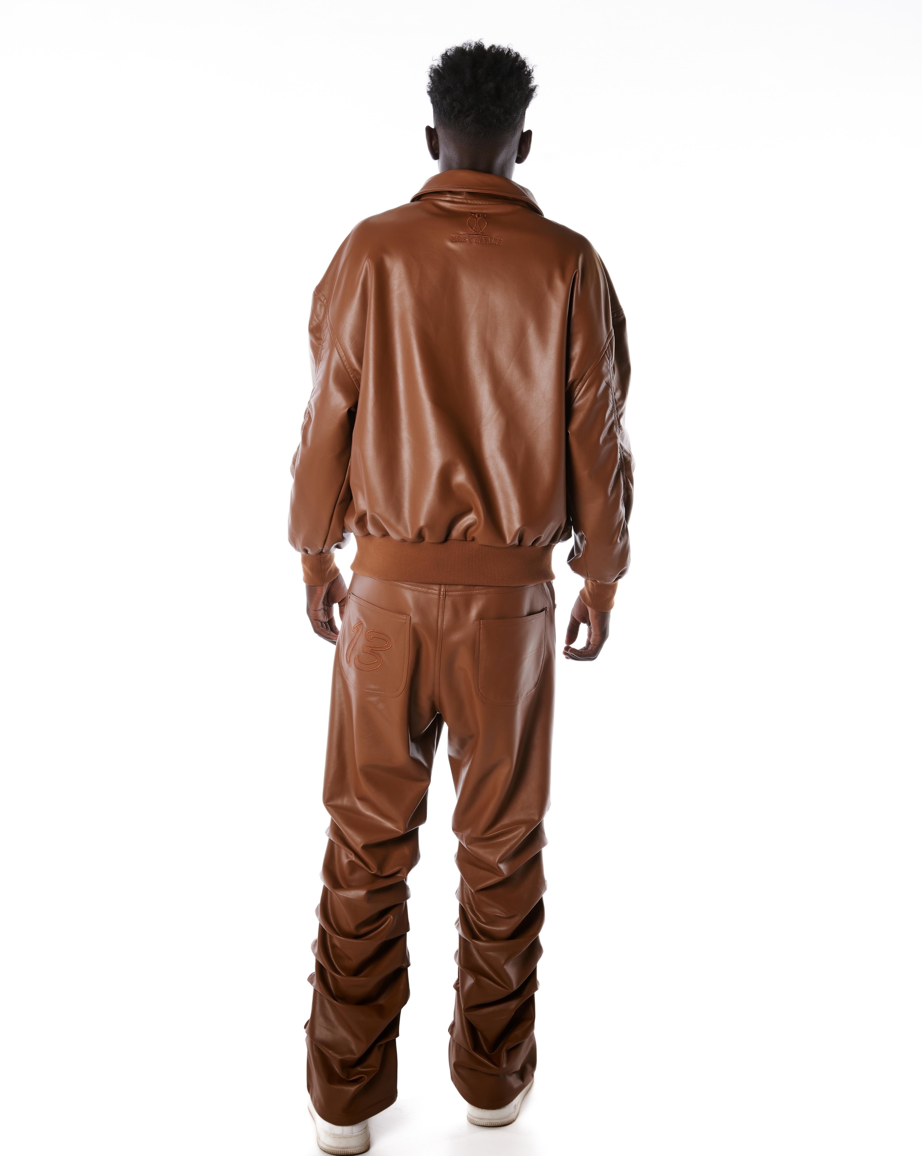 Rückenansicht des kompletten MOE CHARLIE Leder-Sets in Braun, Bomberjacke und Stacked-Hose als Gesamtoutfit