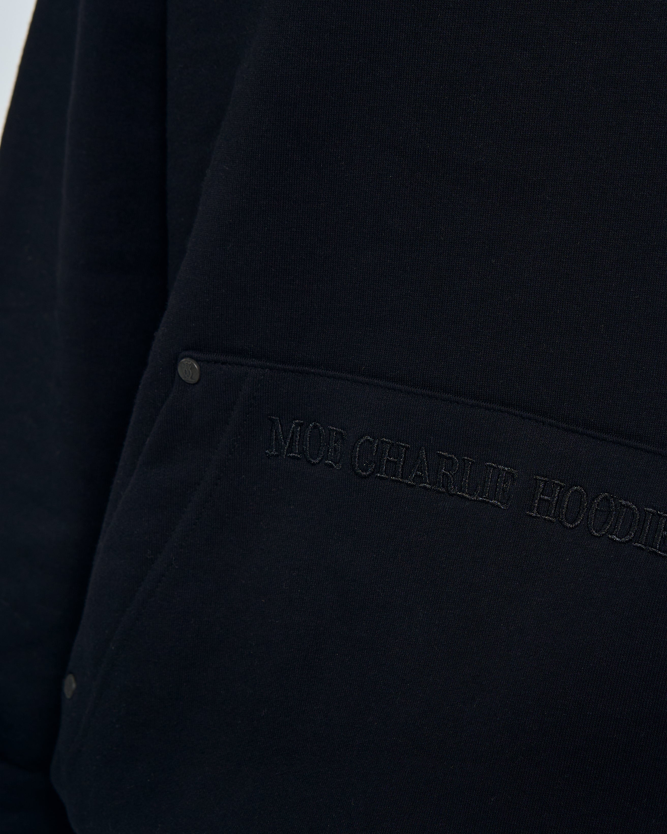 Seitenpartie Ready to Die Hoodie MOE CHARLIE Schwarz, Schriftstickerei am Bund in schwarzer Farbe