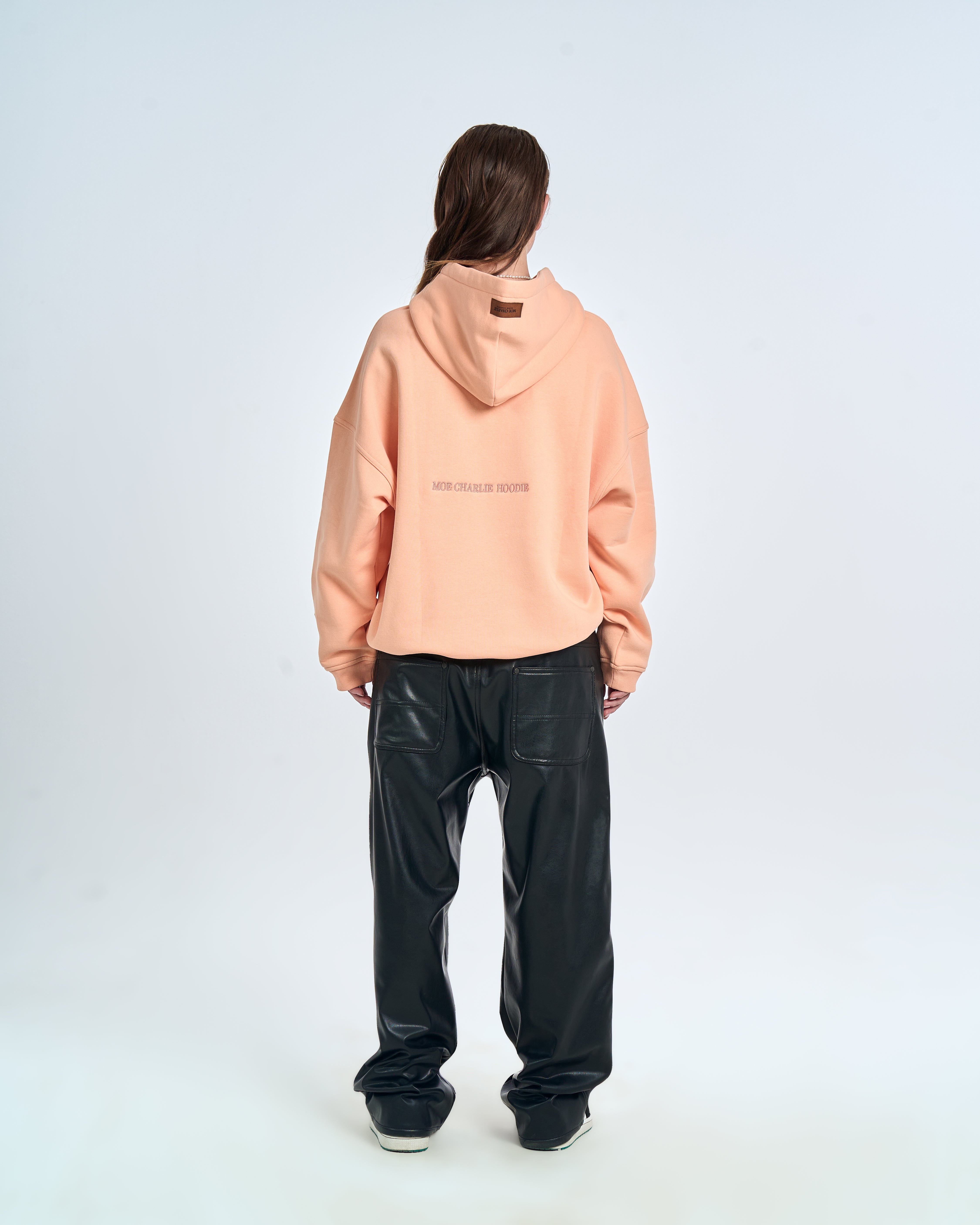 Rückenansicht Ready to Die Hoodie MOE CHARLIE Peach, weiblich, Rückenschrift und lässiger Oversize-Fit