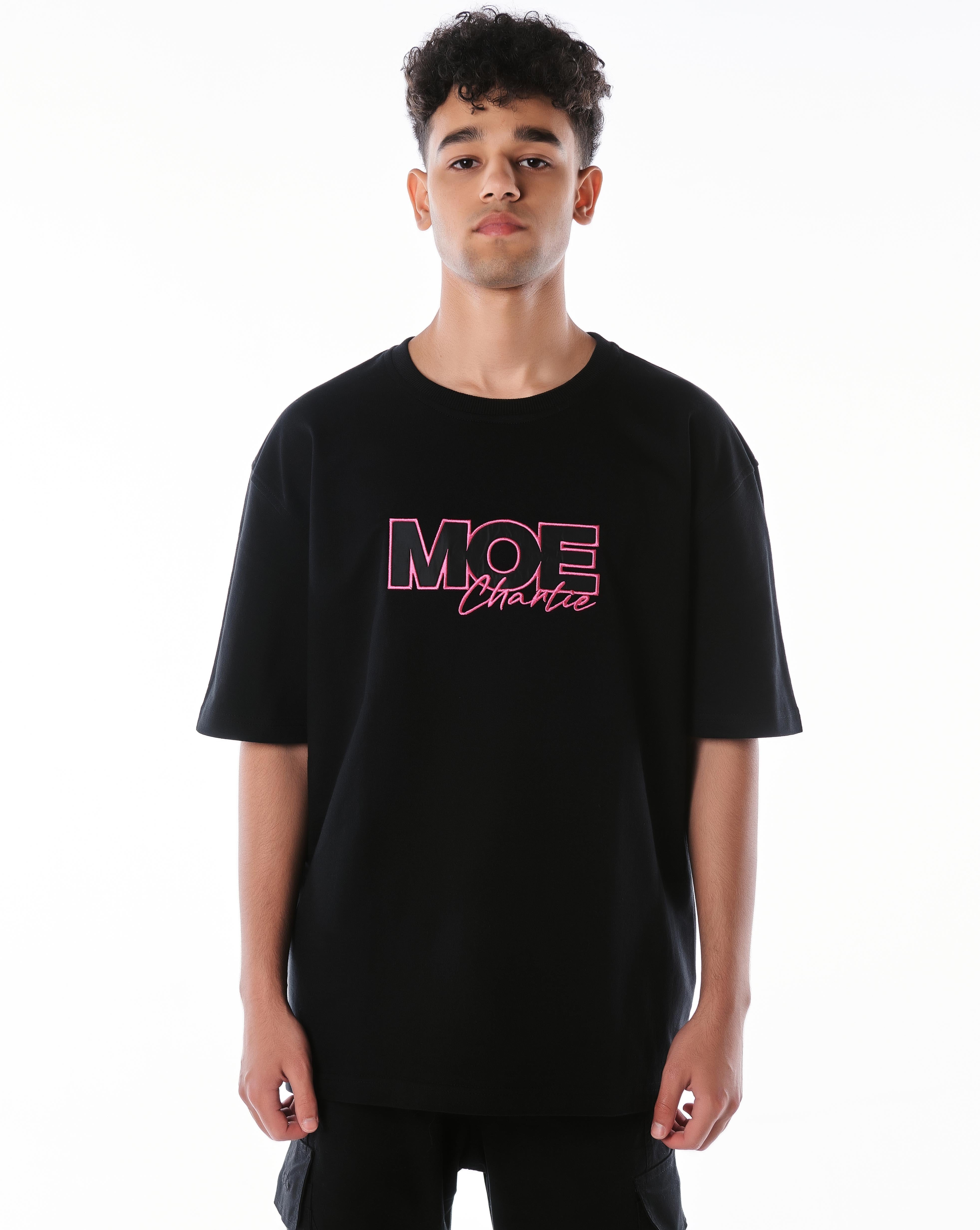 Frontansicht Nahaufnahme MOE CHARLIE Pink Passion T-Shirt, pinker Print auf Brust, zweites Modelfoto