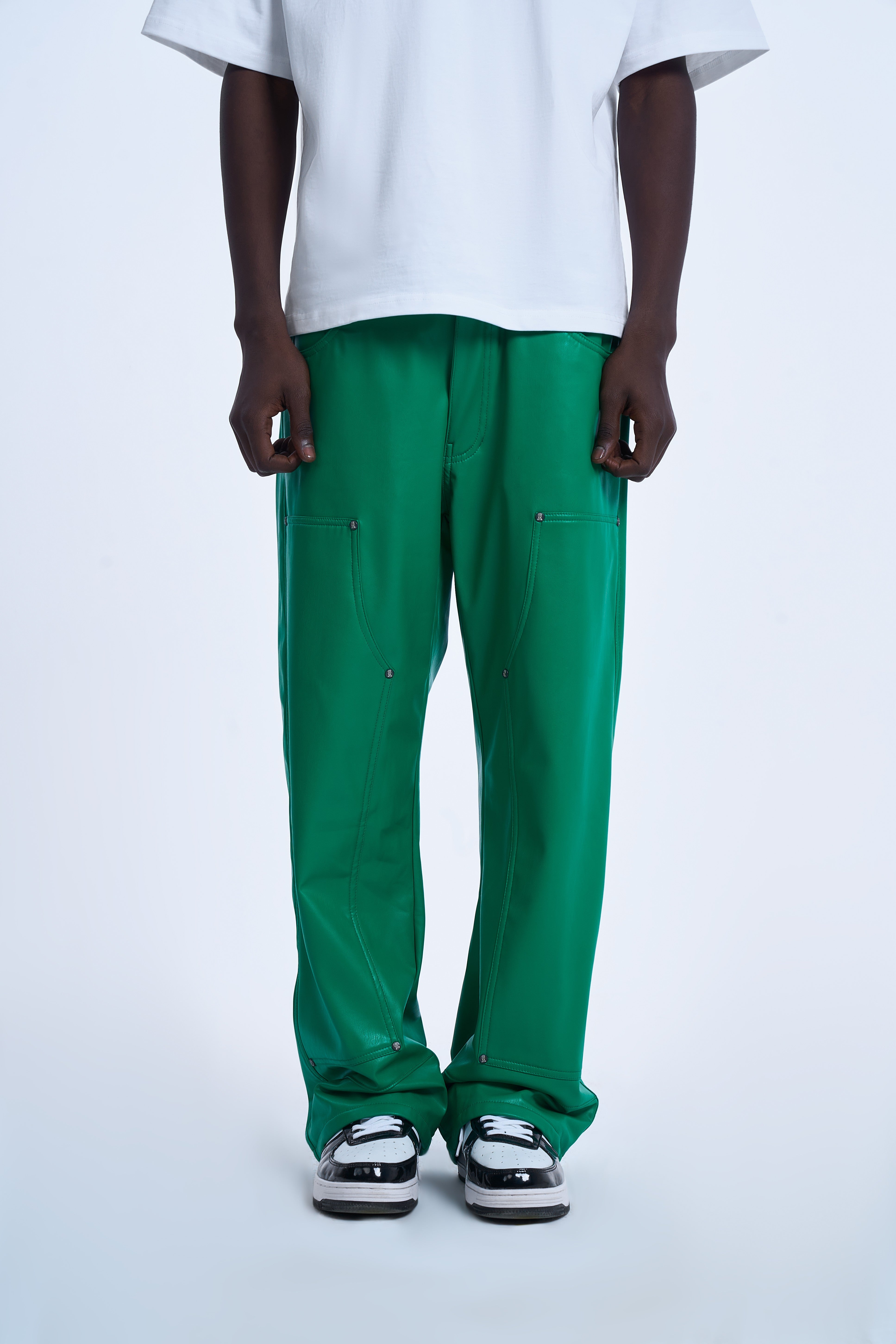 MOE CHARLIE Carpenter Leather Pants in Gruen, Frontansicht maennlich, kraeftiges Gruen, weisse Tee und Sneaker