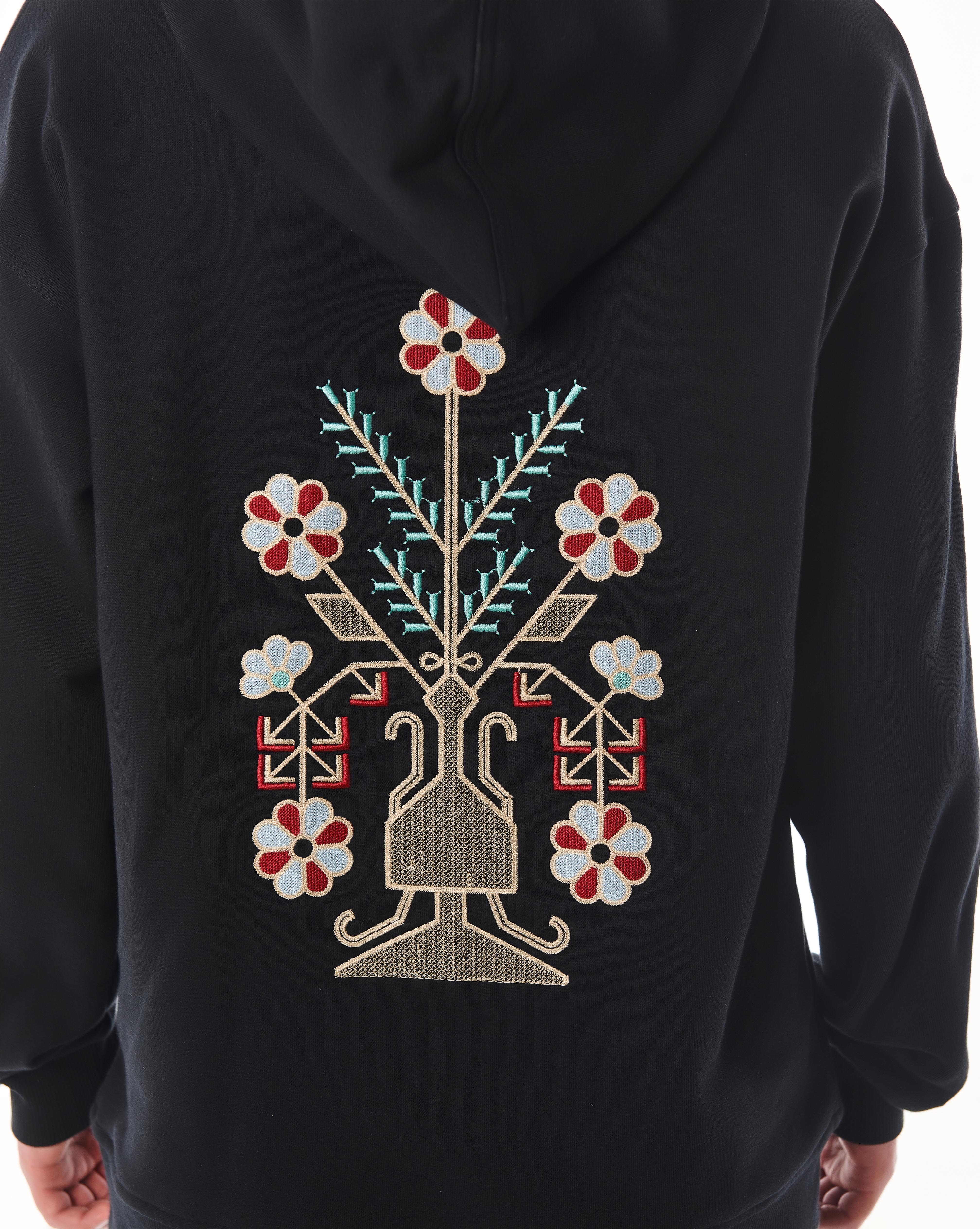 Detailaufnahme der großen Rücken-Stickerei des MOE CHARLIE Culture Zip-Hoodies, Vasenmotiv in Weiß, Rot und Türkis