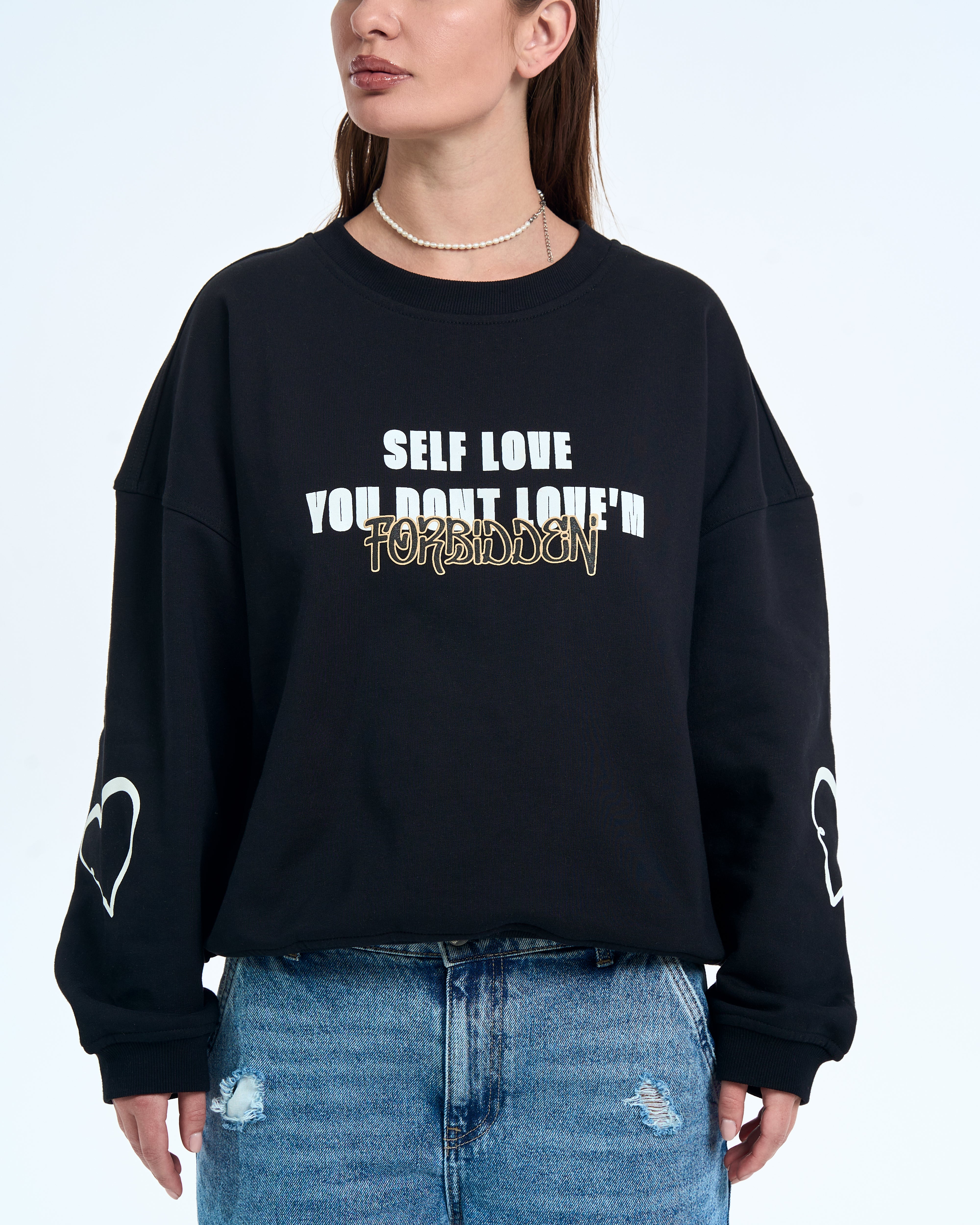 Nahaufnahme Print Damen - FORBIDDEN Statement mit Herz-Outline-Ärmeln am schwarzen MOE CHARLIE Sweater