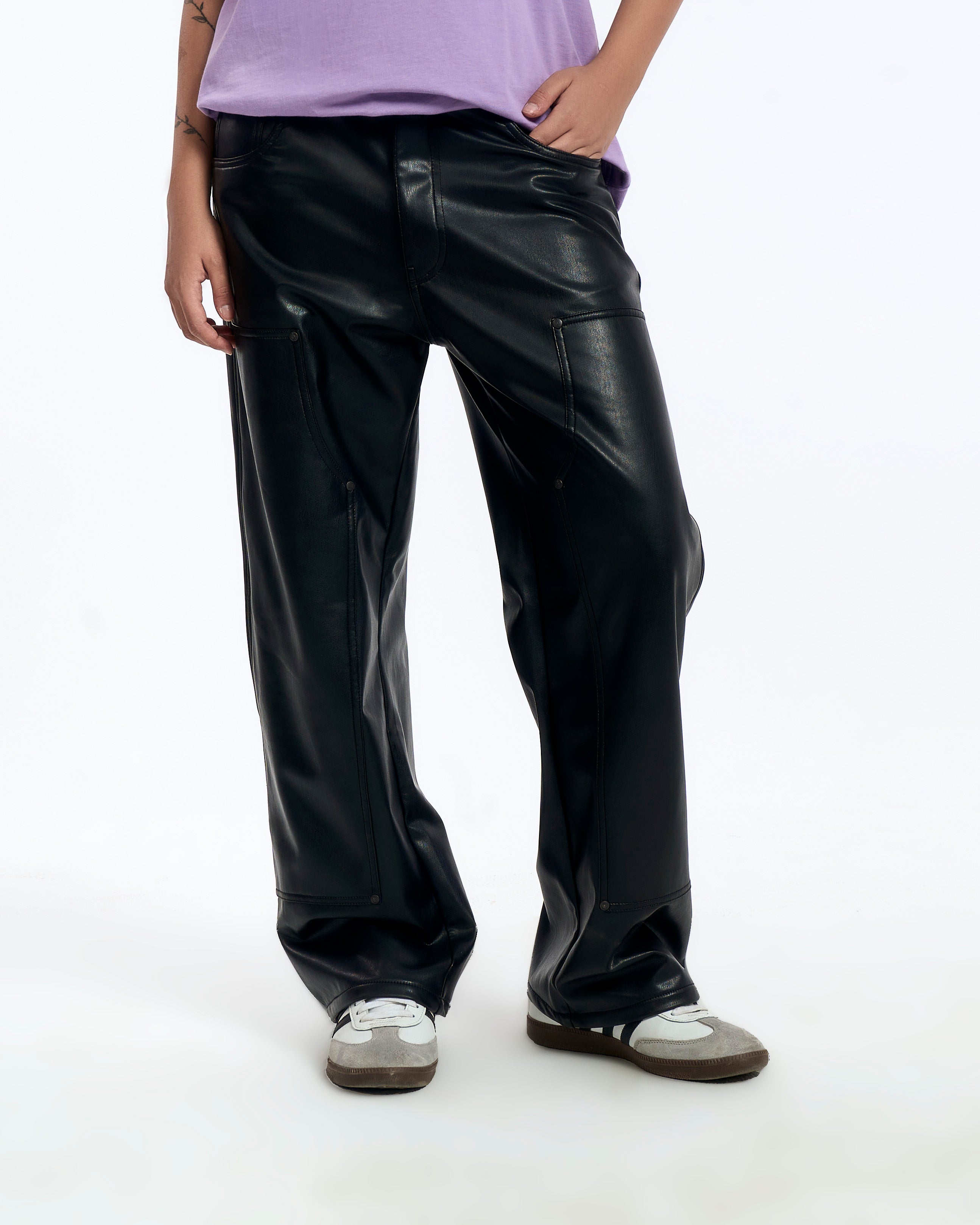 MOE CHARLIE Carpenter Leather Pants Schwarz, Frontansicht weiblich, lila Tee kombiniert, Sneakers