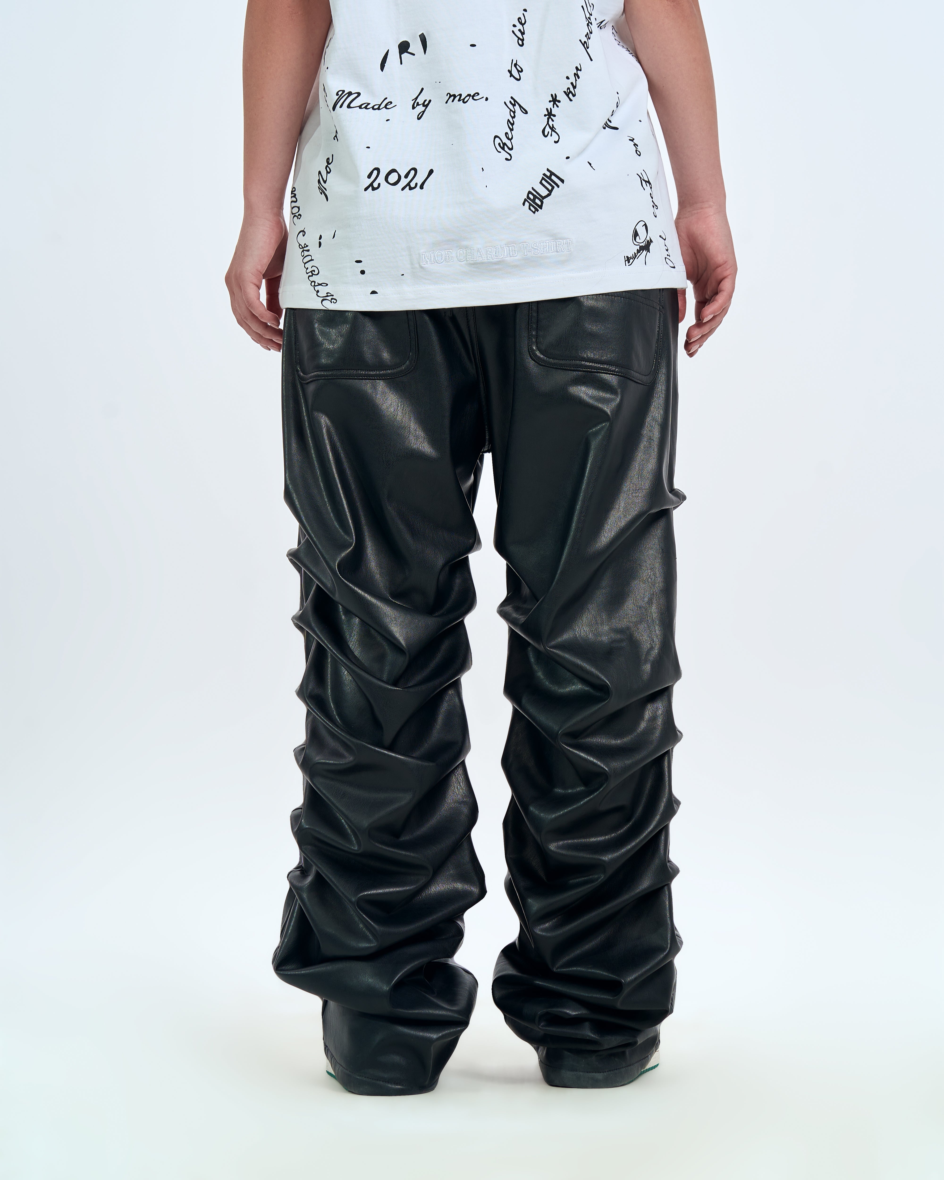 Rueckenansicht Crow Leather Pants MOE CHARLIE Schwarz, weibliche Traegerin, MOE CHARLIE Allover-Print Tee
