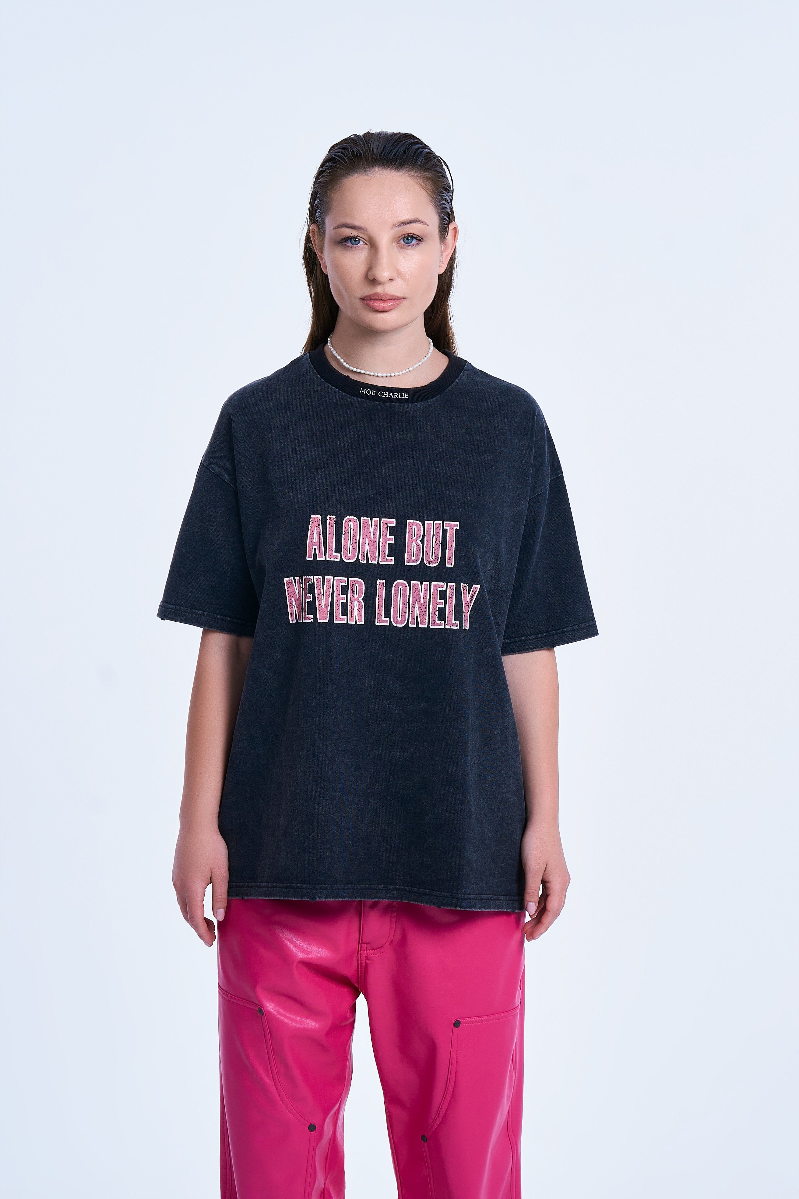 MOE CHARLIE Never Lonely T-Shirt – Frontansicht Damen, pinkfarbener Statement-Print, Hot-Pink-Lederhose