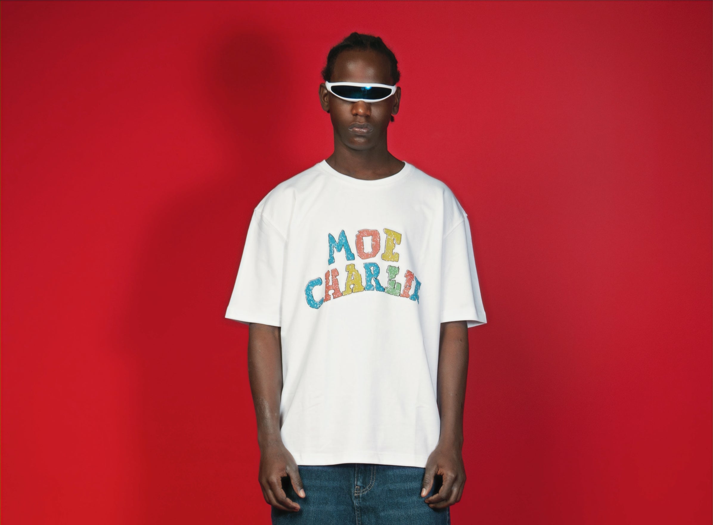 MOE CHARLIE Google T-Shirt, Brustansicht maennlich, bunter mehrfarbiger MOE-Block-Print, weisser Wraparound-Visor
