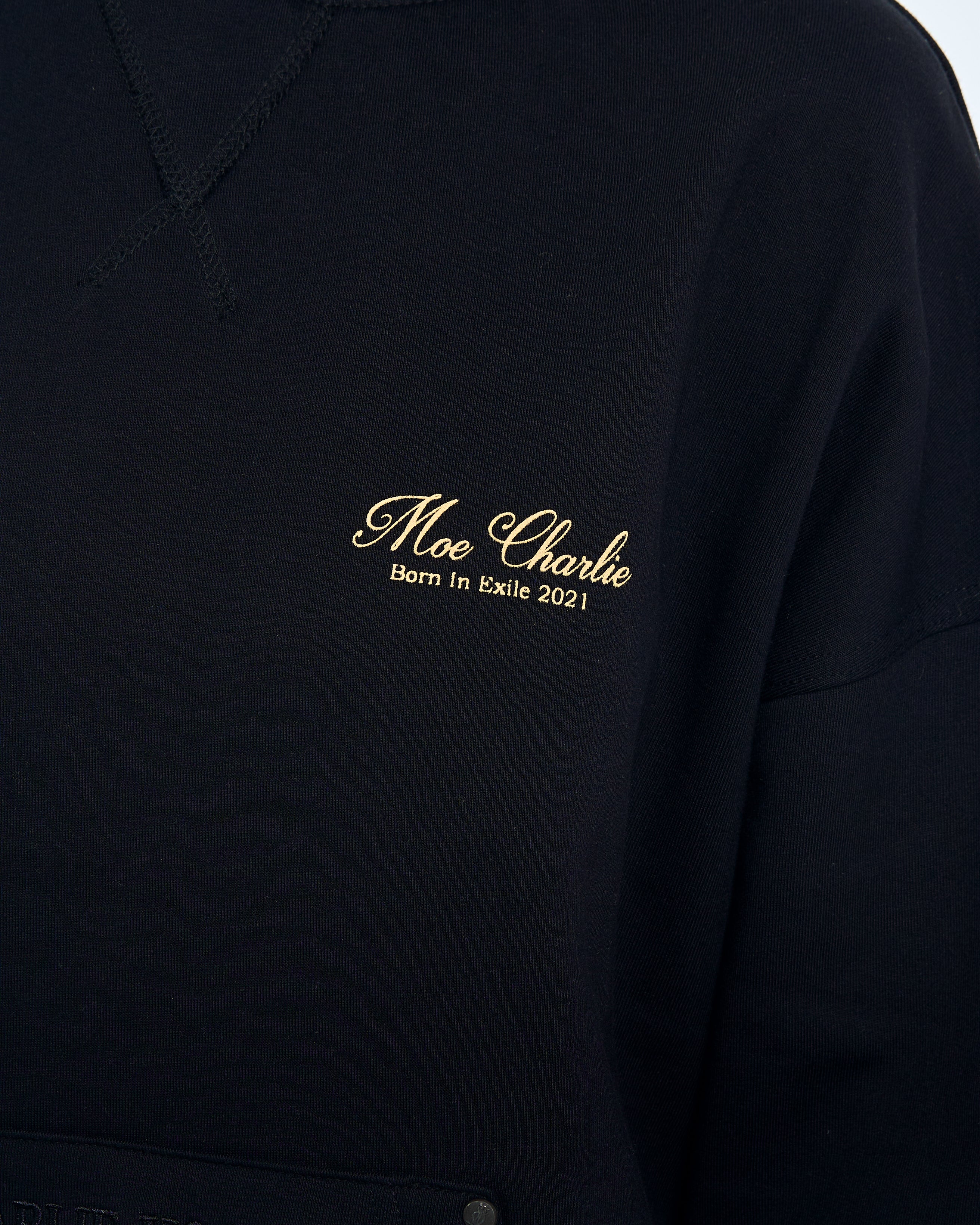 Frontdetail Ready to Die Hoodie MOE CHARLIE – Born-In-Exile in Gold und Sleeve-Logo sichtbar