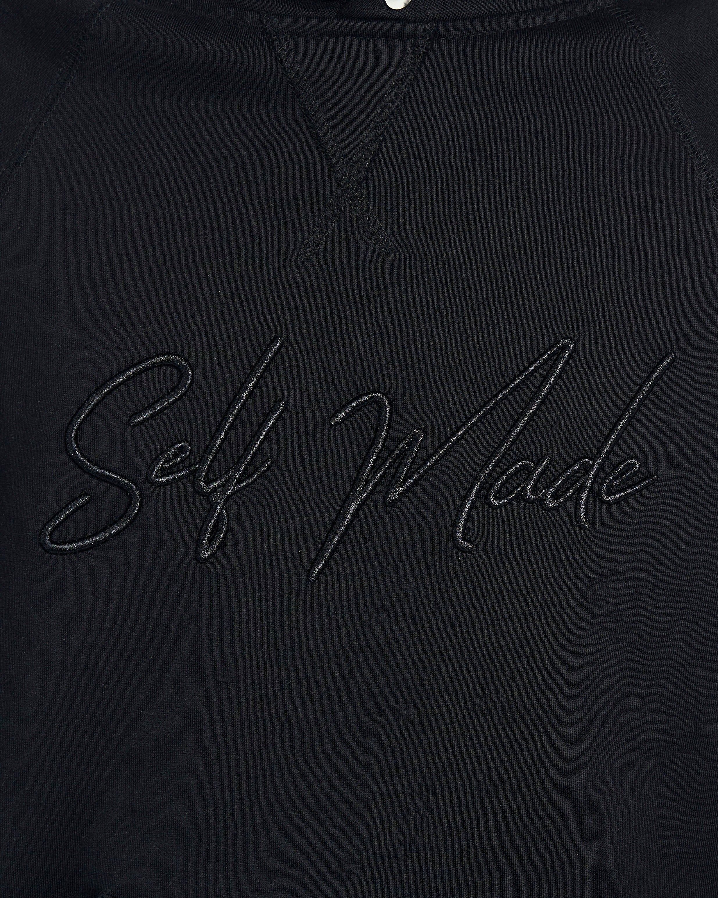Nahaufnahme Self-Made-Schriftstickerei auf schwarzem Hoodie, Rippkragen-Detail, MOE CHARLIE Qualität