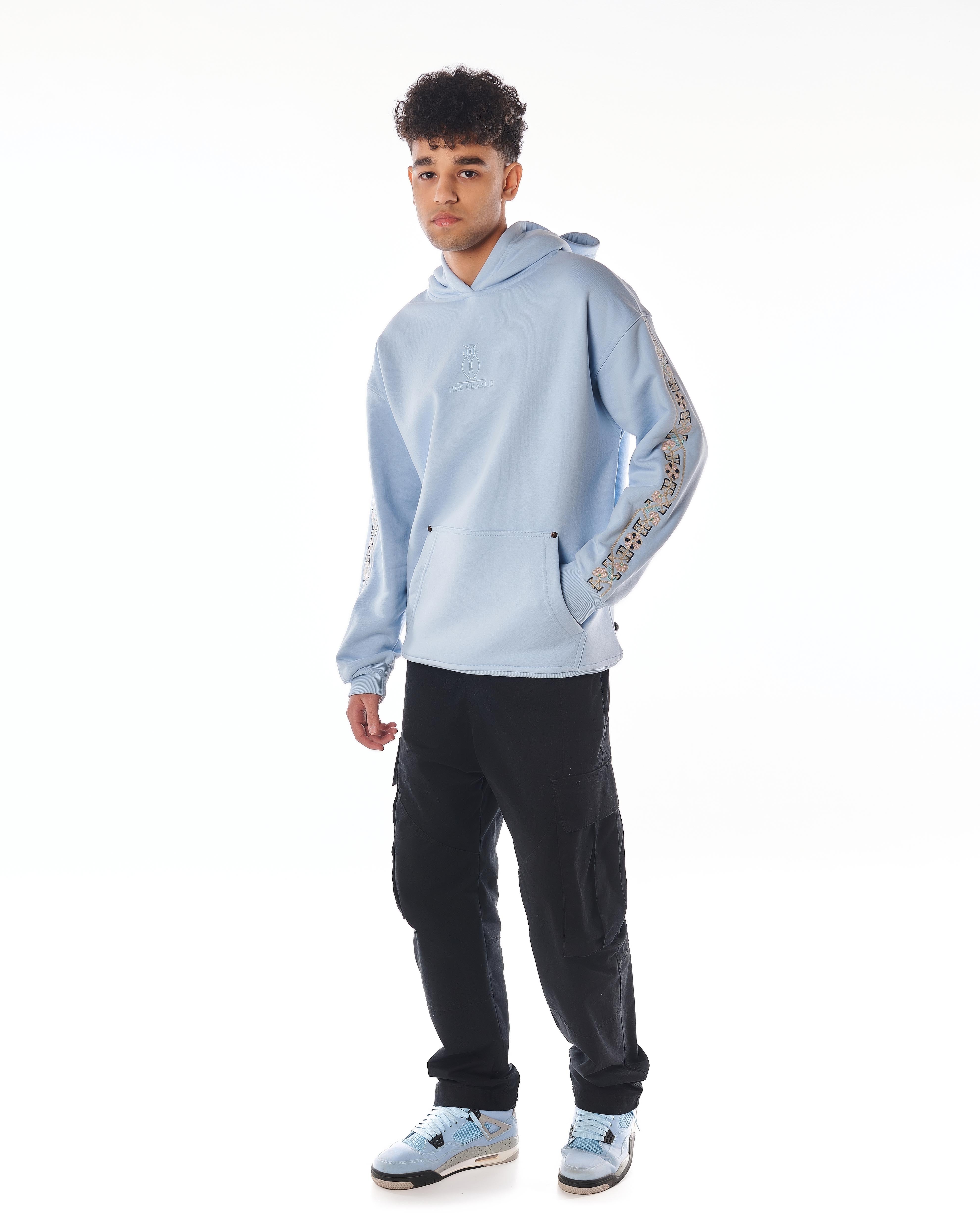 MOE CHARLIE Riviera Blue Hoodie, Frontansicht leicht angewinkelt, Oversize-Silhouette mit Känguruh-Tasche und Armnähten
