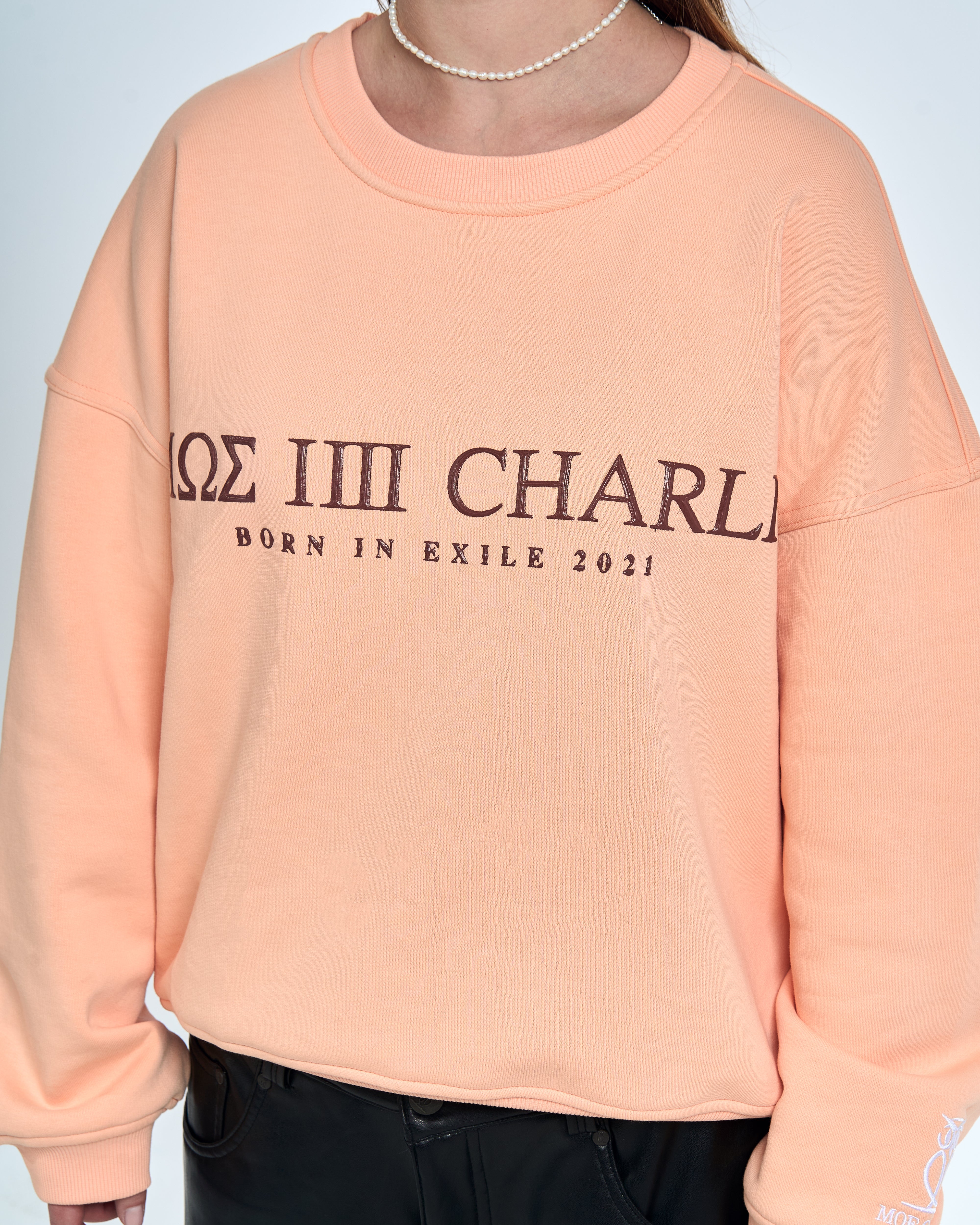 Nahaufnahme Frontprint Damen – MΩΣ IIII Charlie Born In Exile 2021 auf pfirsichfarbenem Stoff, Perlenkette