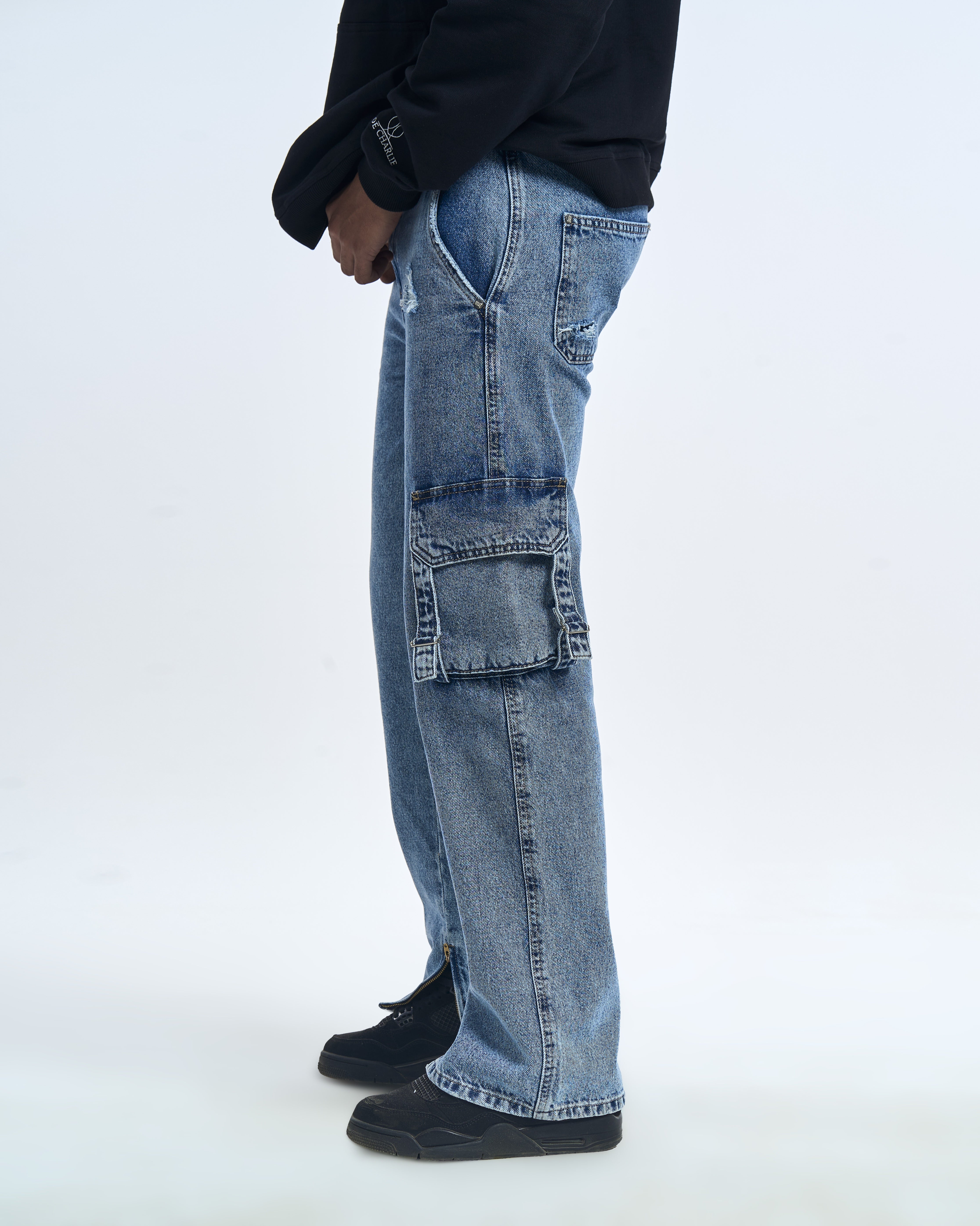 MOE CHARLIE Ice Cargo Denim seitlich – eisgewaschener Hellblau, Cargotaschen mit Riemen-Hardware sichtbar