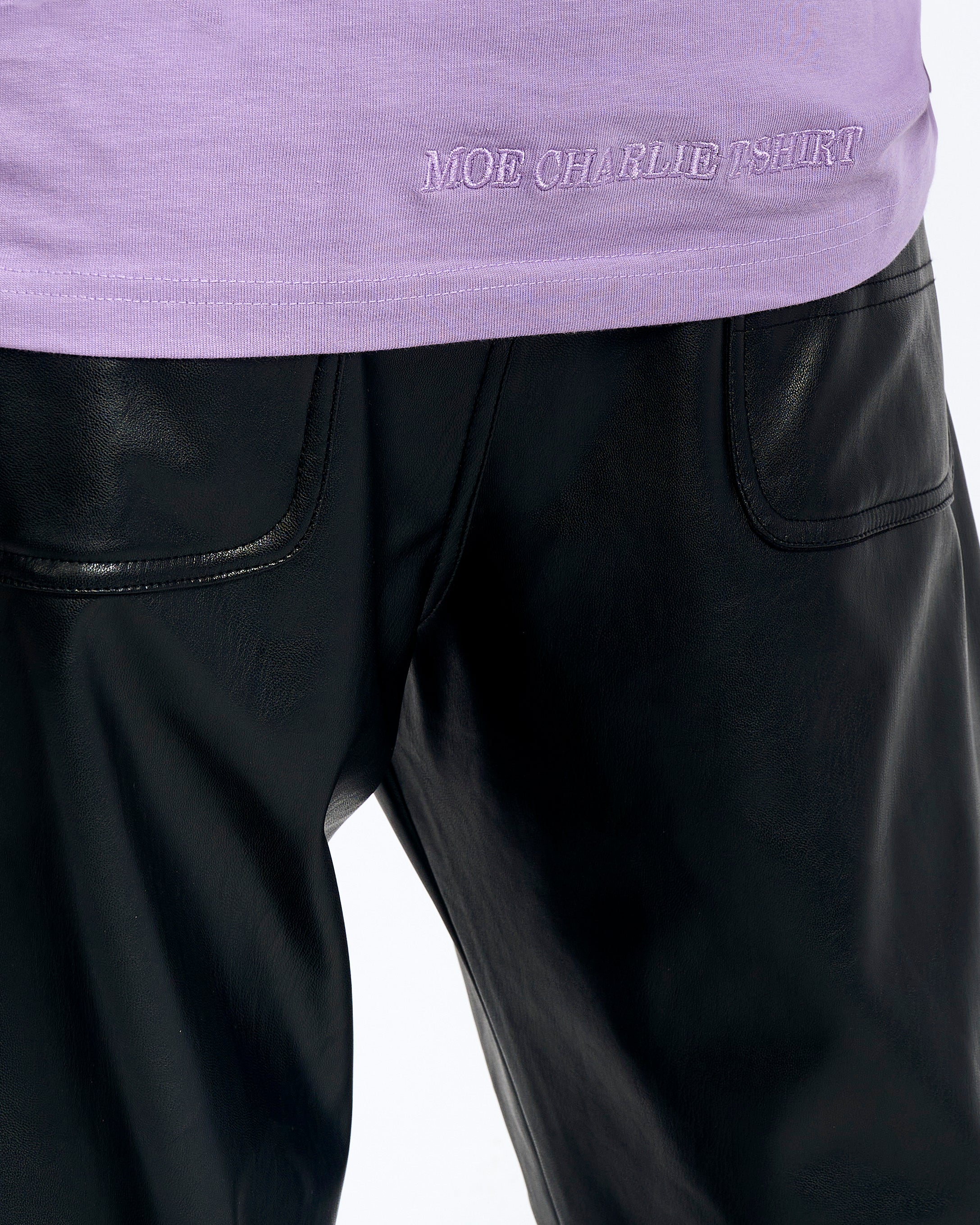 Nahaufnahme Taillenbund und Eingrifftasche der schwarzen Carpenter Leather Pants MOE CHARLIE, Lederstruktur