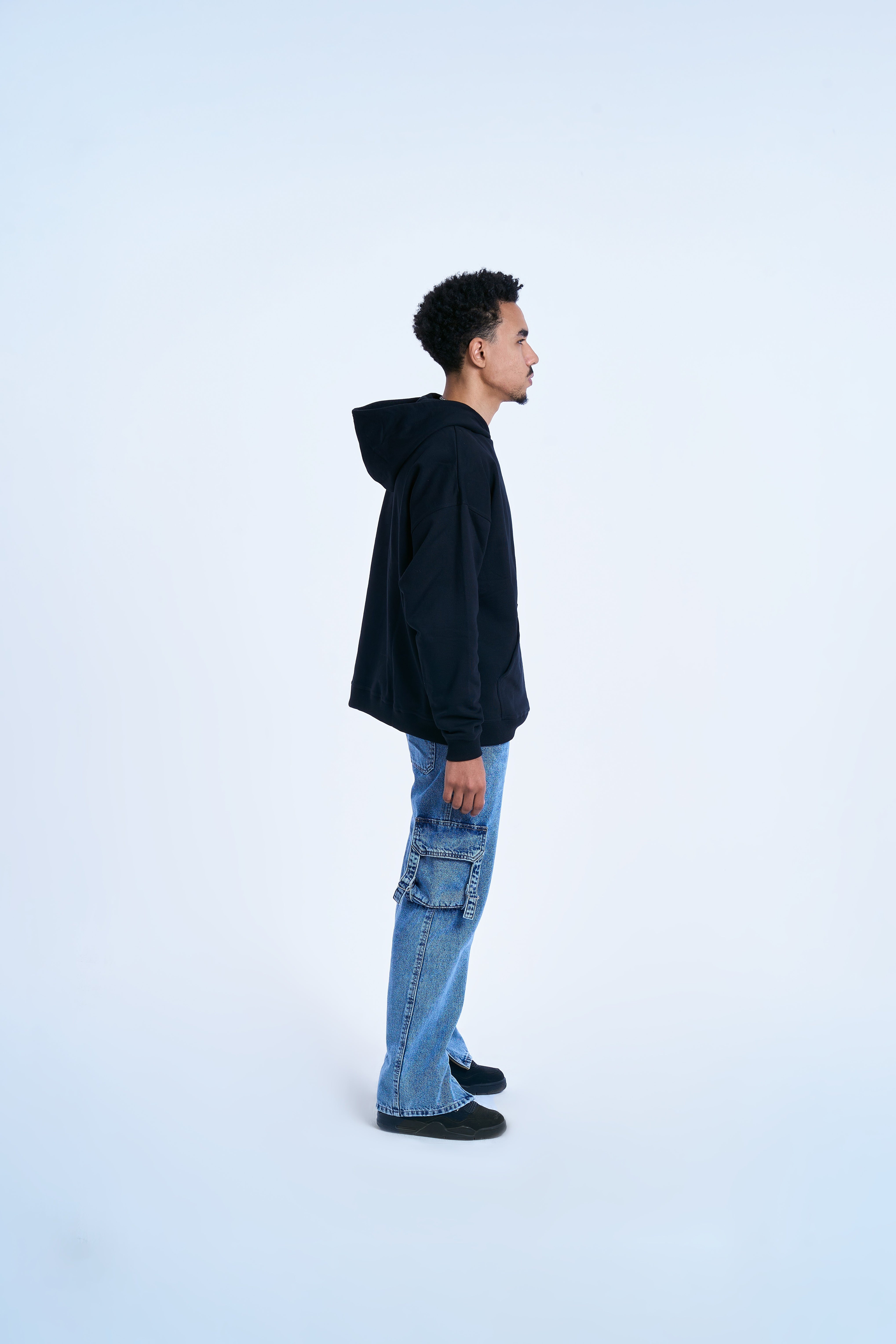 Schwarzer MOE CHARLIE Hoodie, rechte Seitenansicht maennlich, locker fallende Oversize-Silhouette, Cargo-Jeans