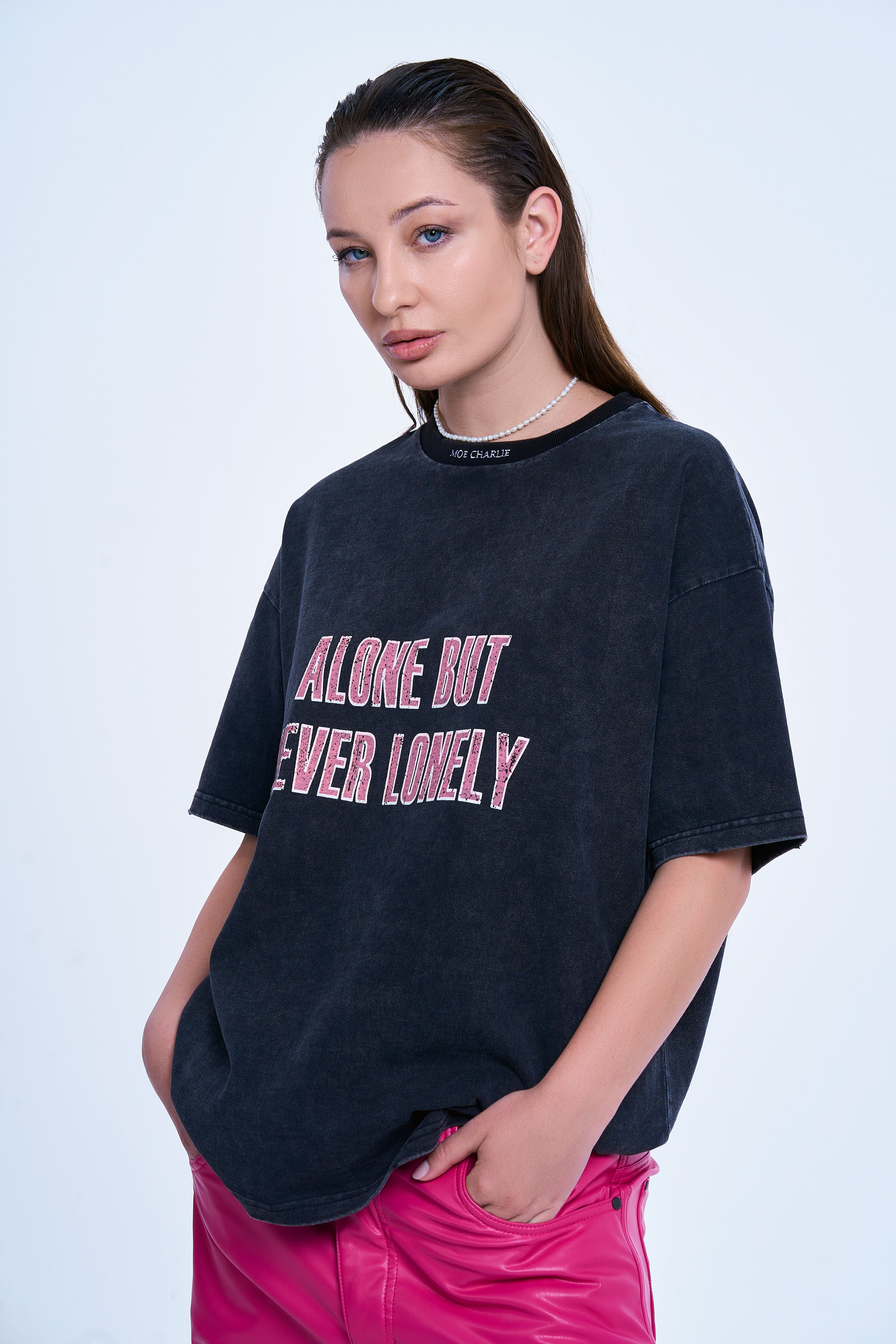 MOE CHARLIE Never Lonely T-Shirt – 3/4-Ansicht Damen, Acid-Wash-Look, pinkfarbener Print und Lederhose