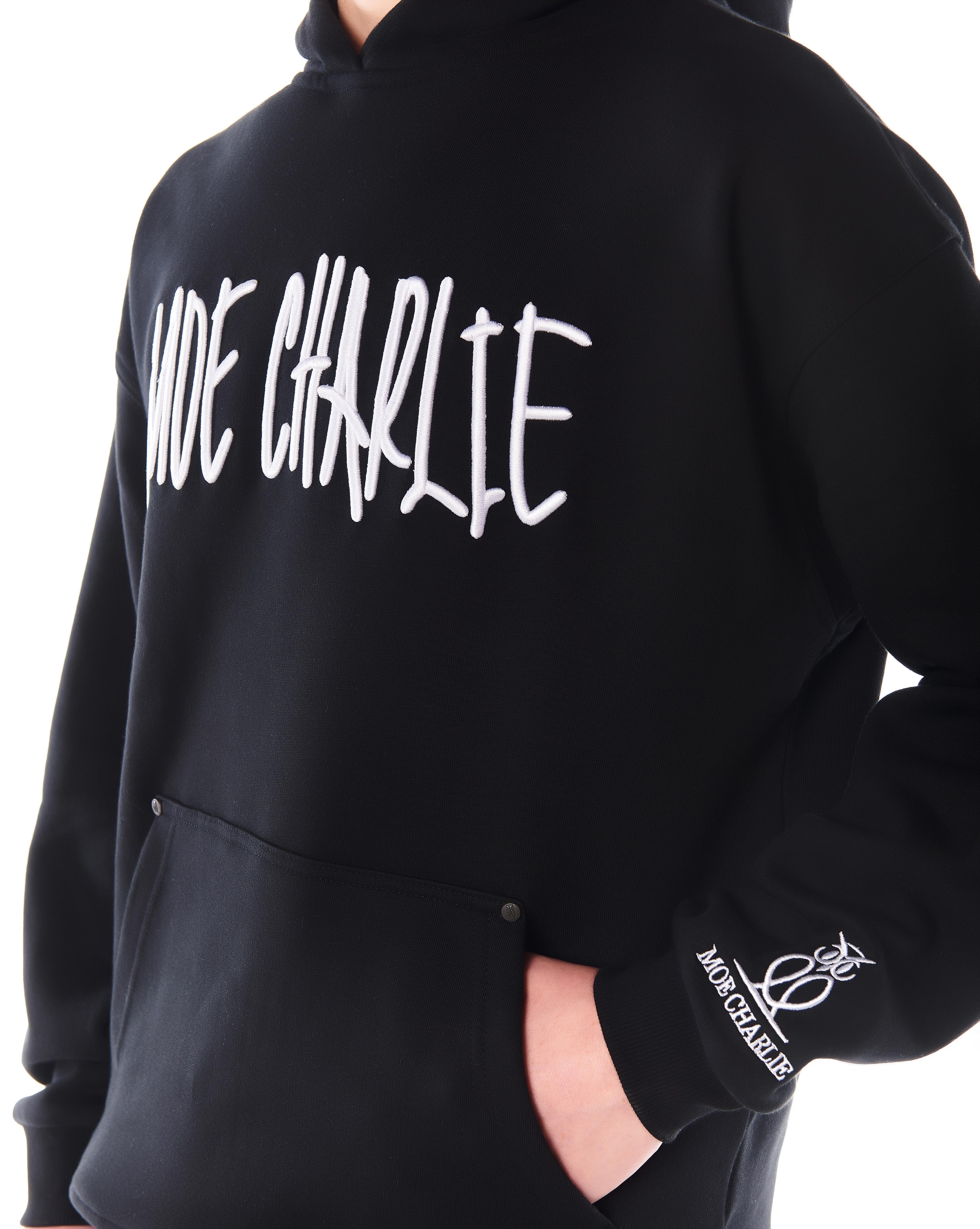 Nahaufnahme der 3D Graffiti-Stickerei MOE CHARLIE auf dem Night Life Hoodie in Schwarz, Detail Frontpanel