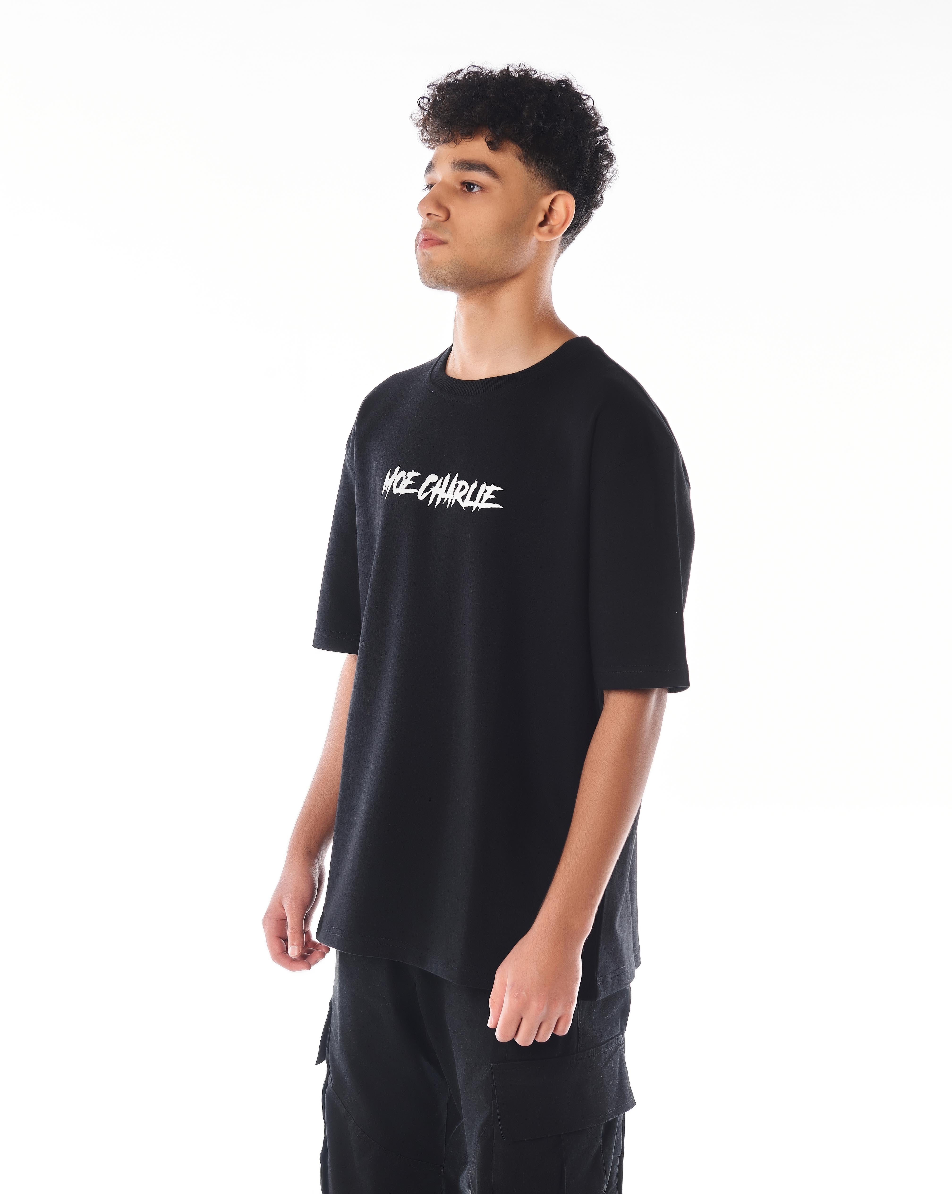 Seitenansicht links MOE CHARLIE Predator T-Shirt, Brust-Print sichtbar, Oversize-Fall bis zur Cargo-Hose