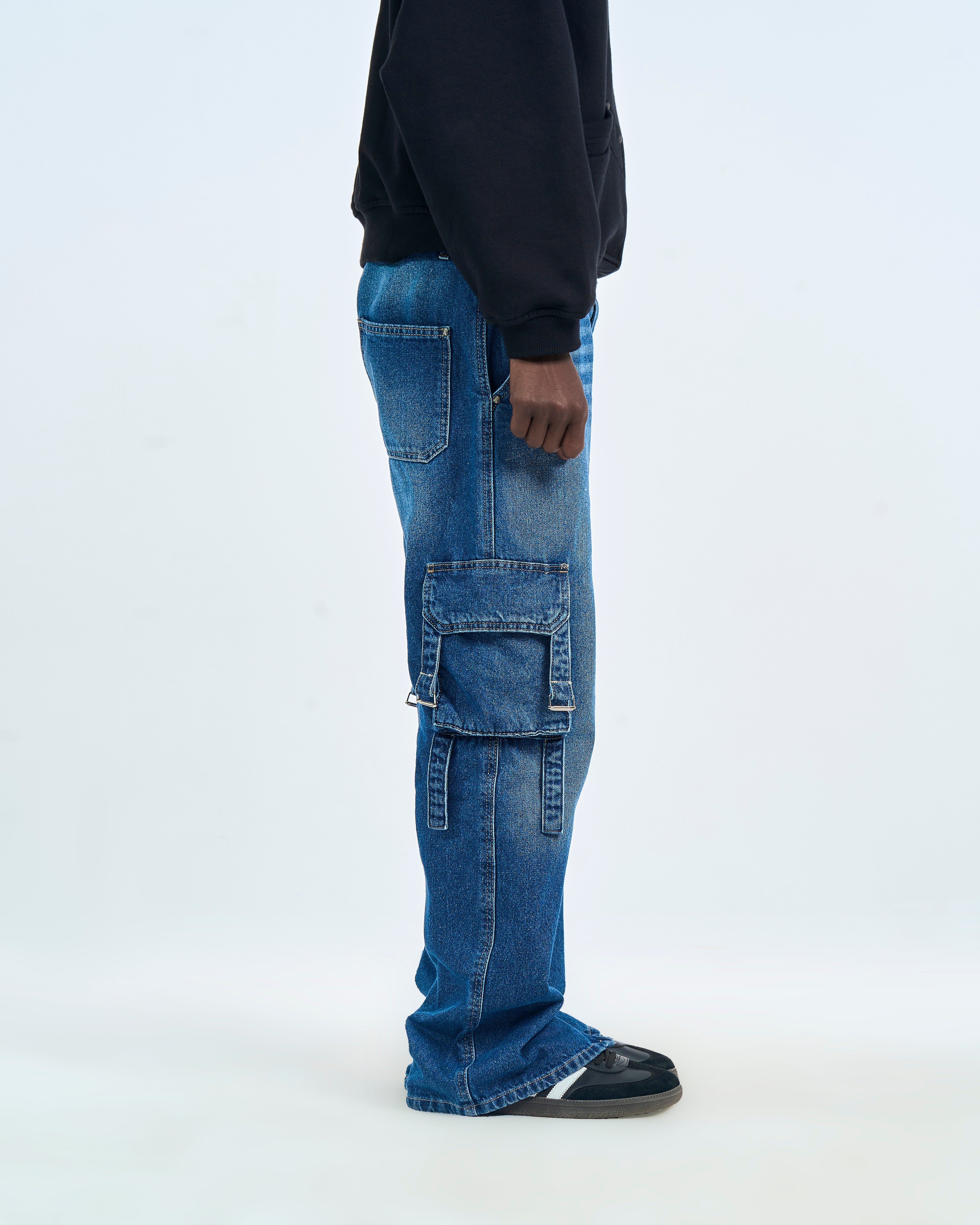 MOE CHARLIE Cargo Jeans linke Seitenansicht – Cargotasche mit Riemen und Gurtdetail, weiter gerader Schnitt