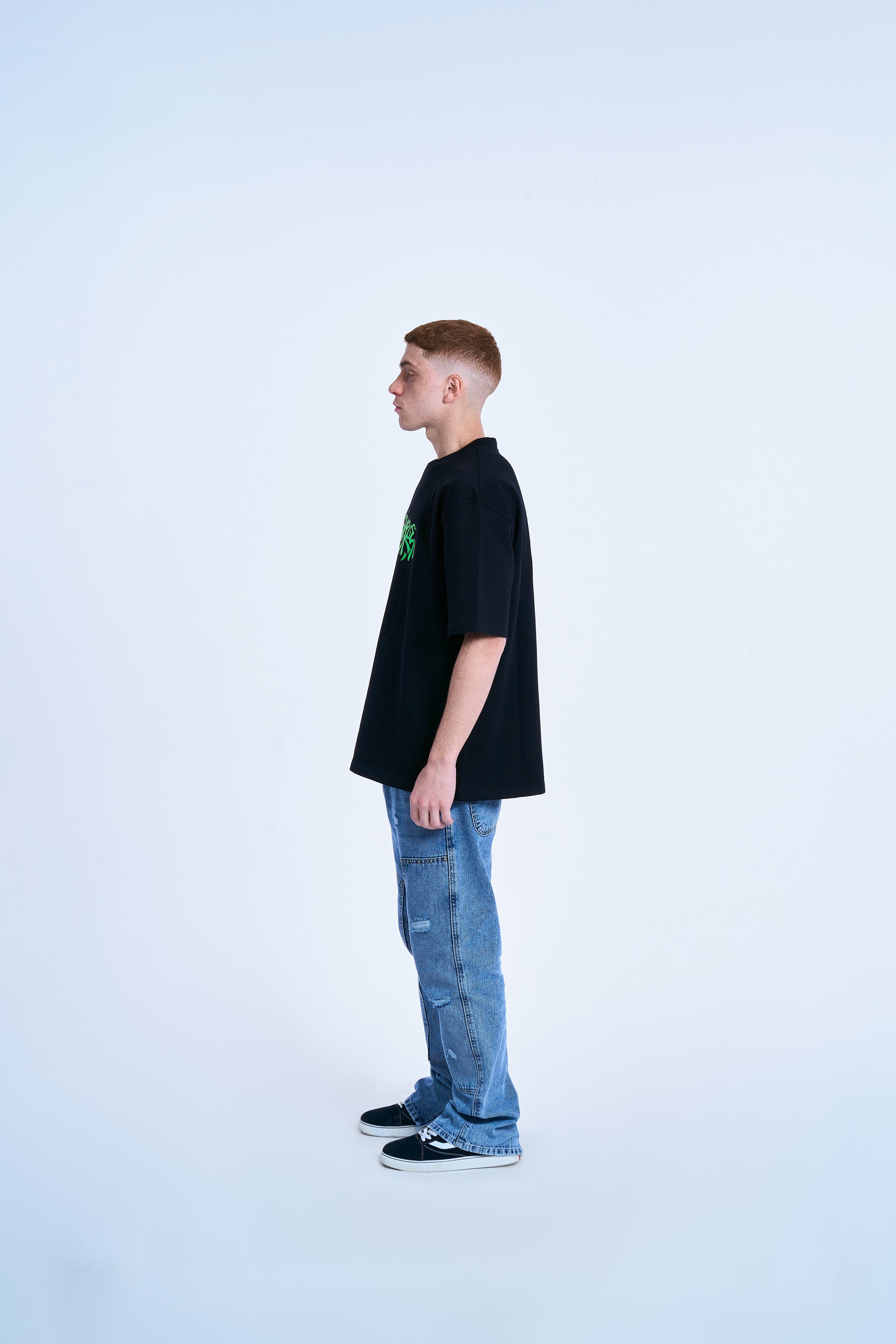 MOE CHARLIE Graffiti T-Shirt, Seitenansicht links, neon-grüner Print auf der Brust, Oversize-Passform