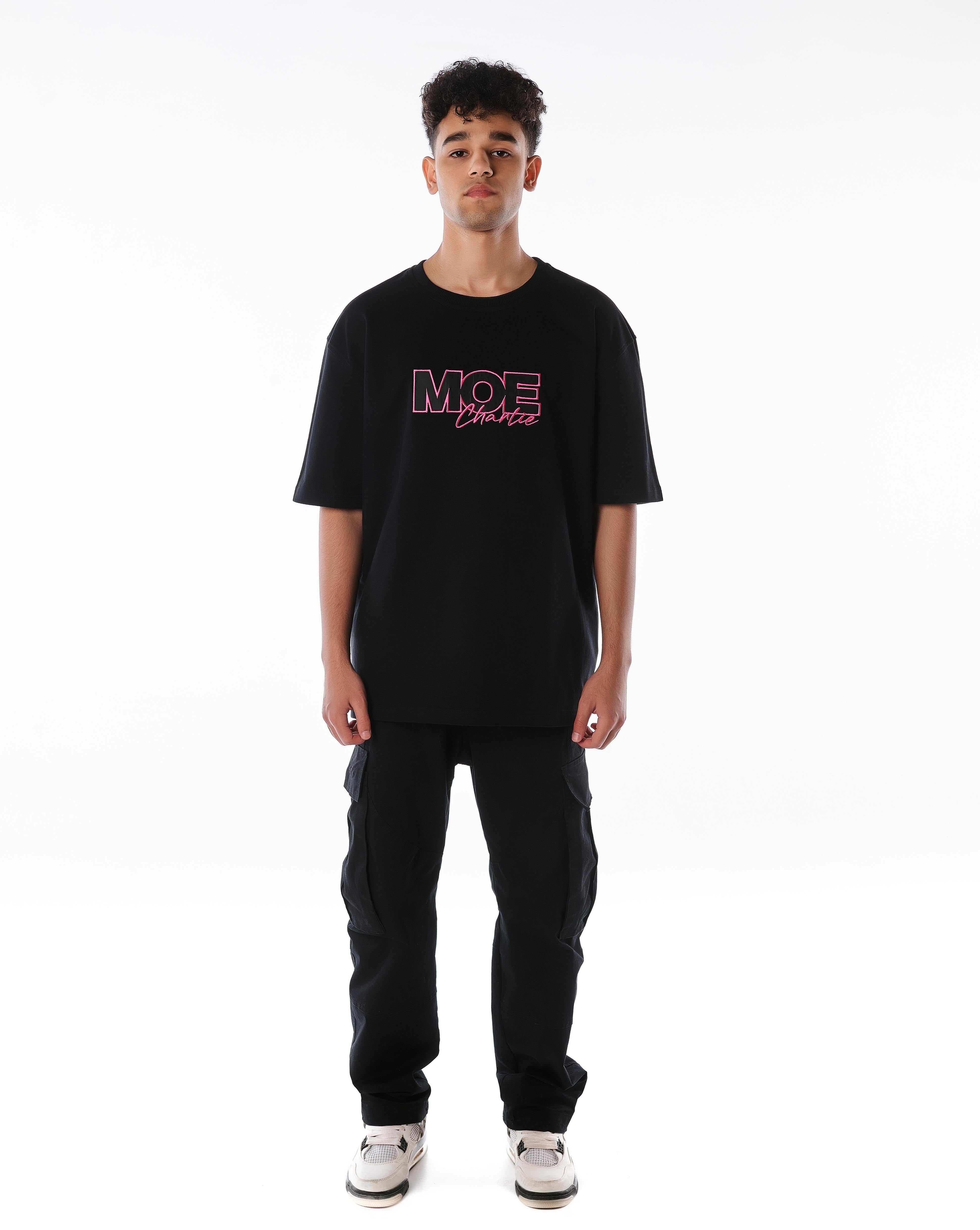Frontansicht MOE CHARLIE Pink Passion T-Shirt in Schwarz, pinke MOE Charlie Logo-Stickerei auf der Brust