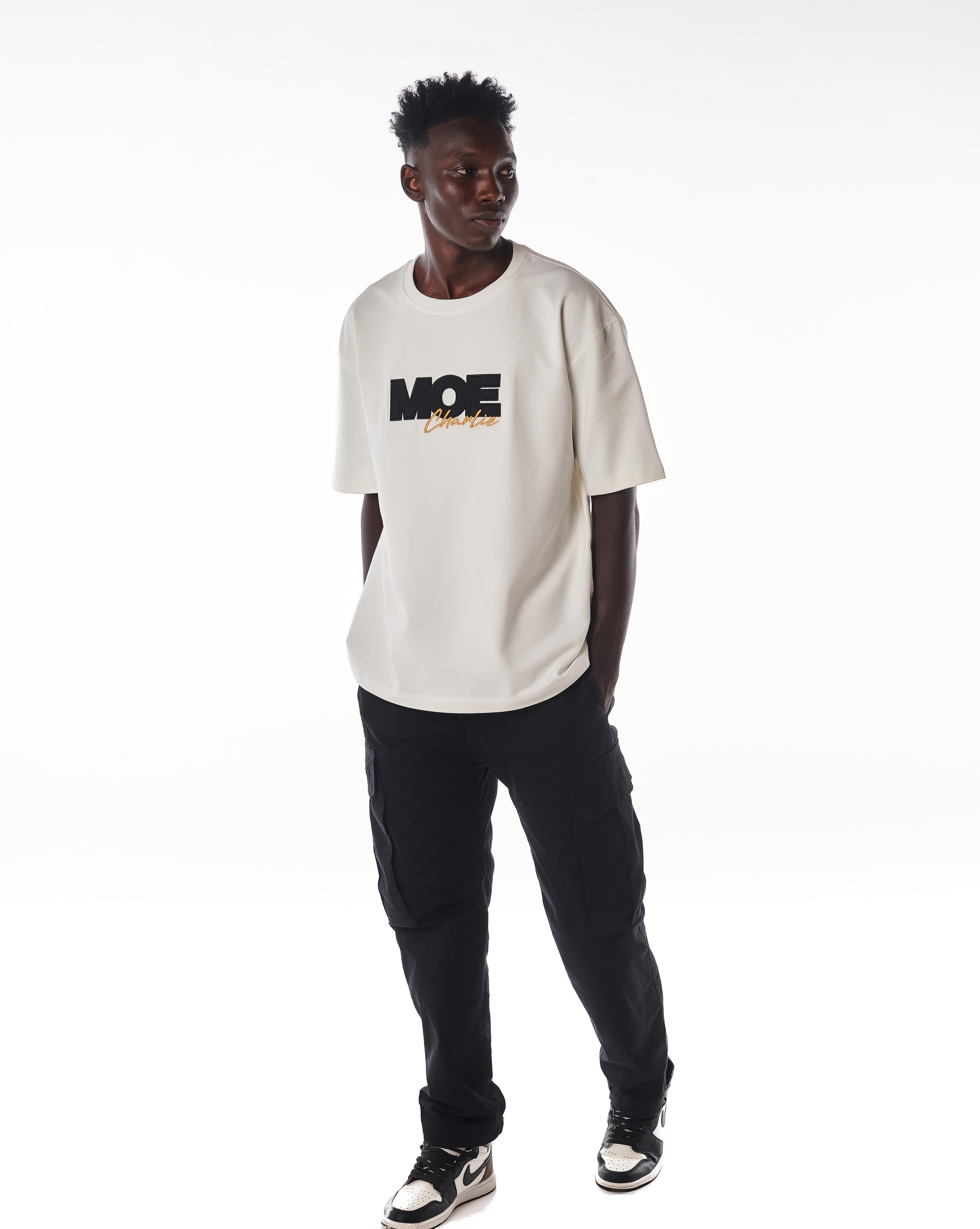 Ganzkörper-Frontansicht MOE CHARLIE Gold Passion T-Shirt, cremefarbenes Oversize-Tee, lässige Standhaltung