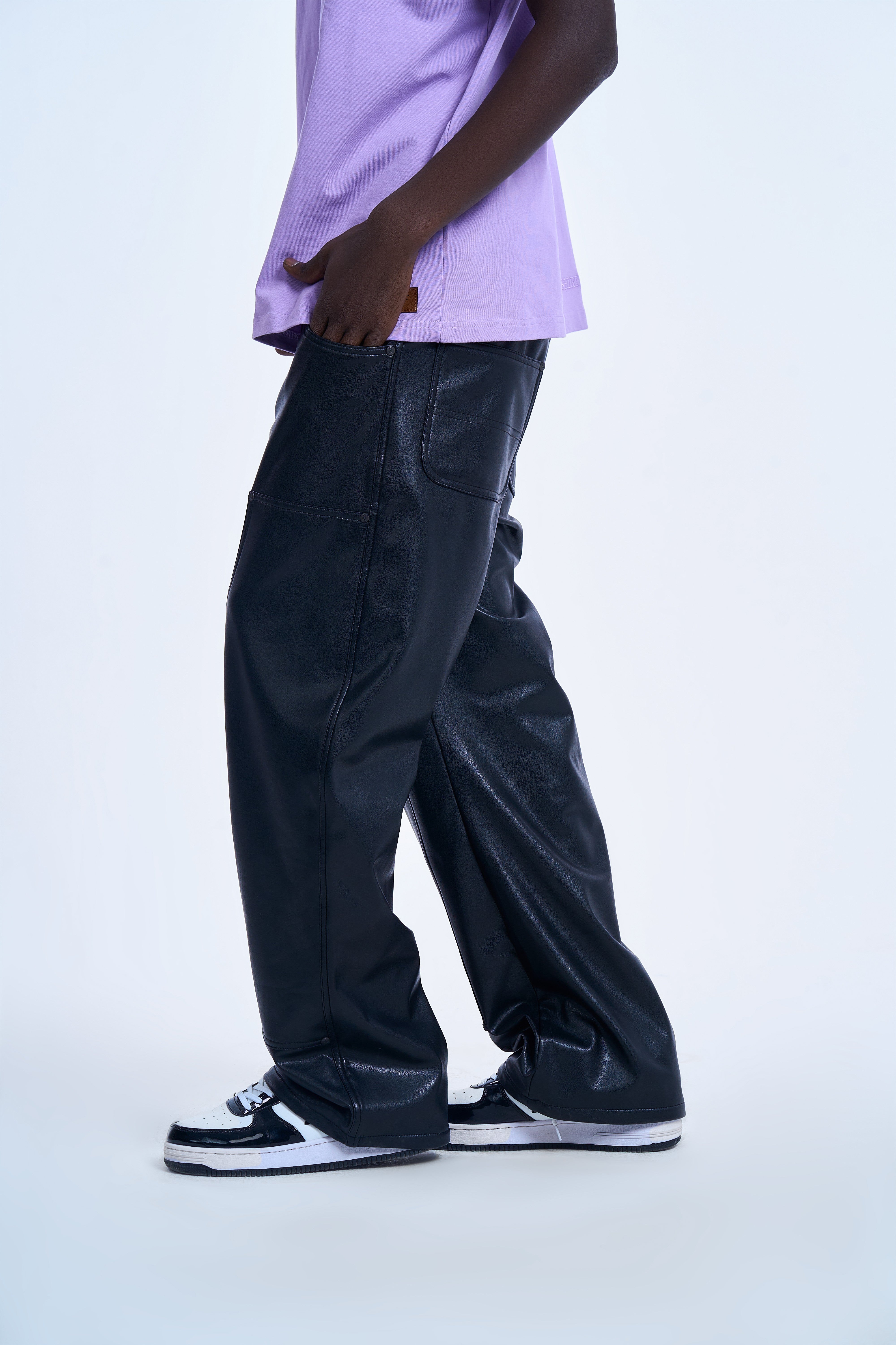 Schwarze MOE CHARLIE Carpenter Leather Pants, rechte Seitenansicht - weite, geraffte Silhouette mit Sneakers