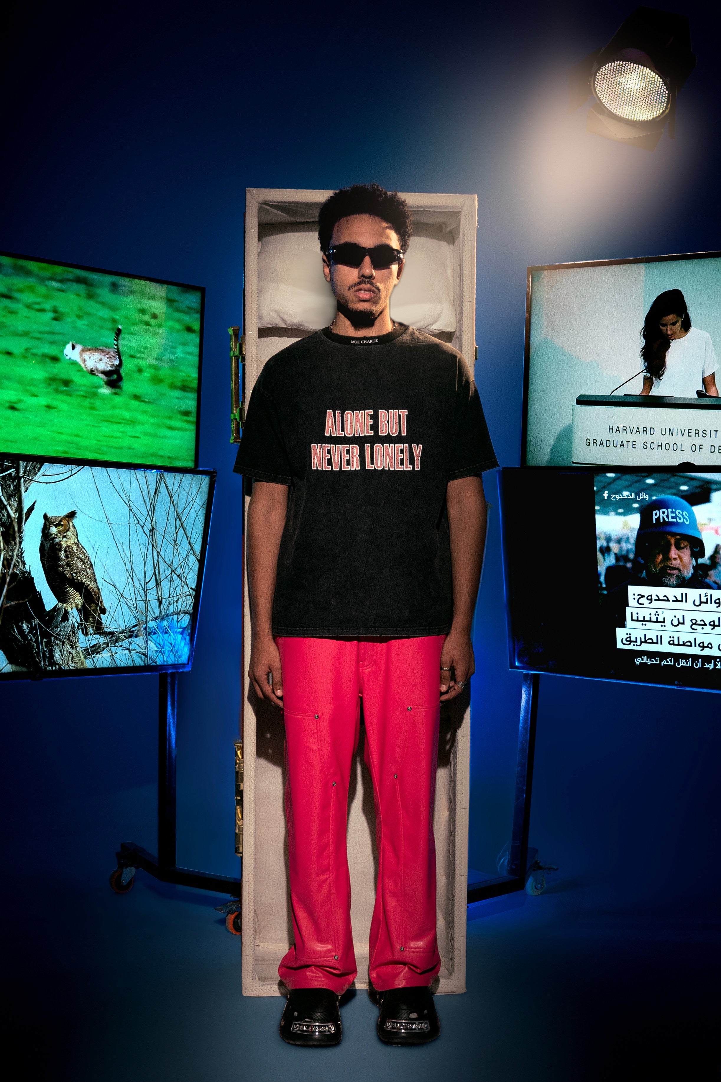 Never Lonely T-Shirt von MOE CHARLIE – Herrenmodel im Kunst-Setting, Acid-Washed-Tee, pinkfarbene Lederhose