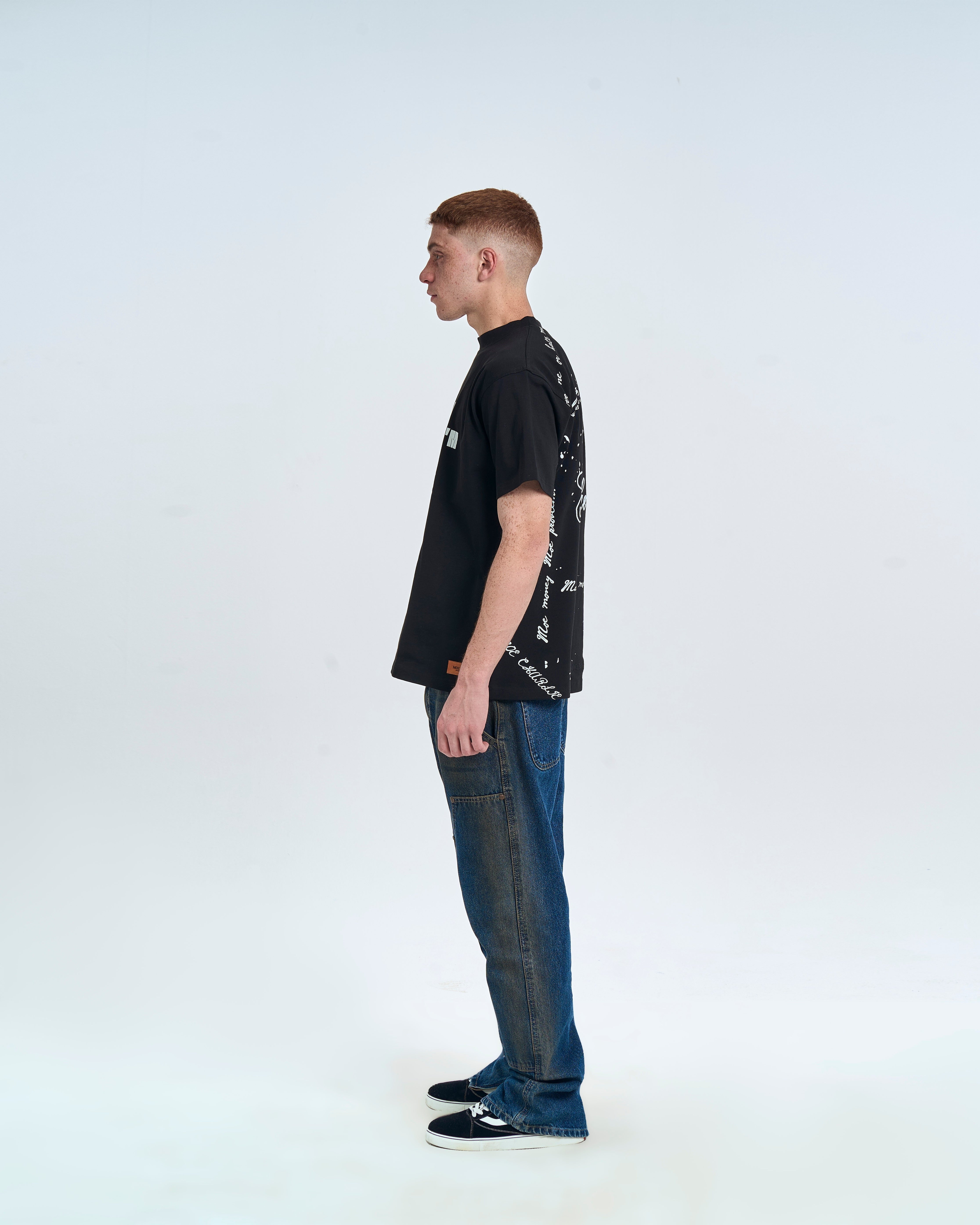 MOE CHARLIE Forbidden T-Shirt Schwarz - Seitenansicht links, weisser Handwriting-All-Over-Print seitlich