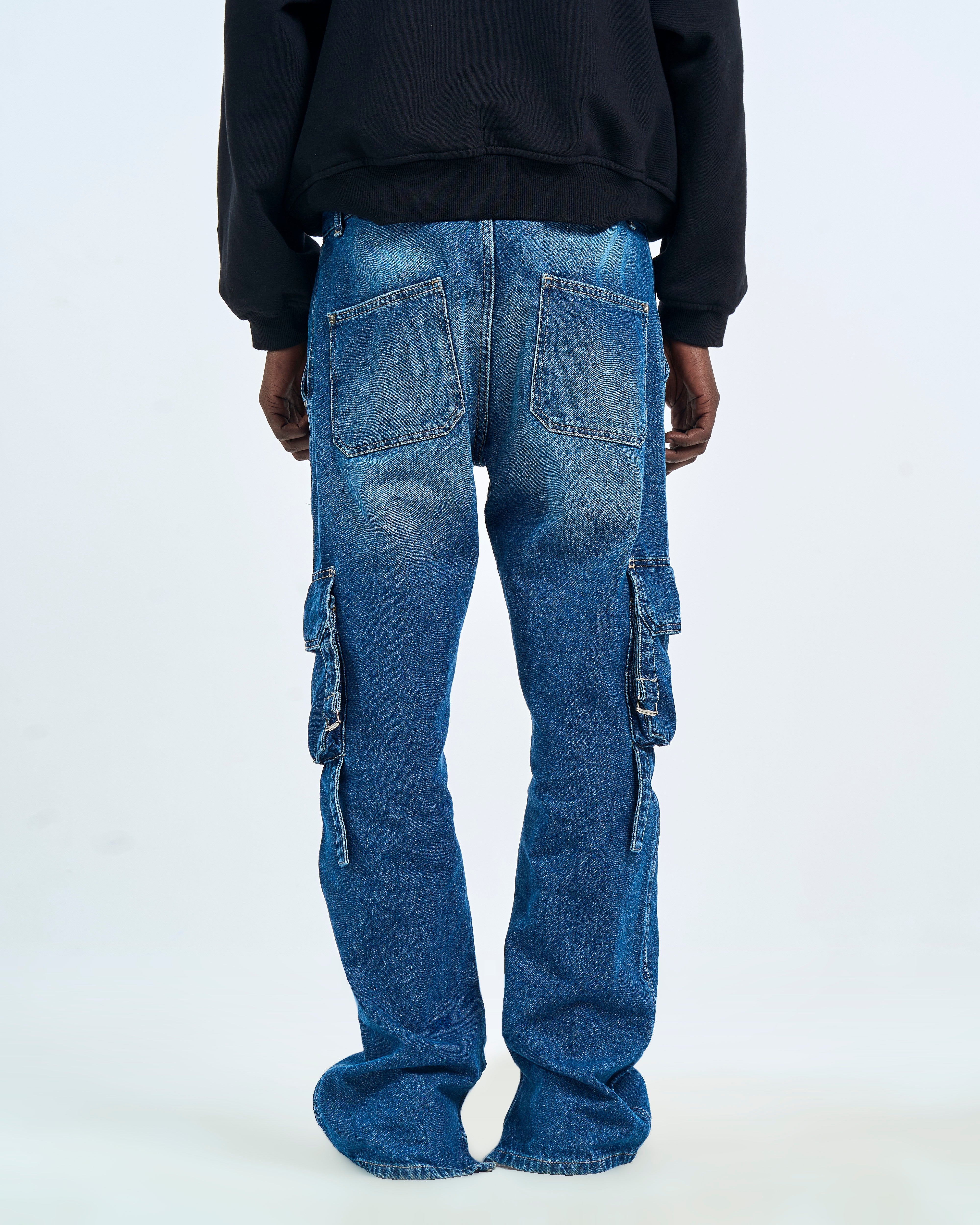 Rückenansicht der MOE CHARLIE Cargo Denim – zwei Gesäßtaschen, Cargo-Pockets seitlich sichtbar, mittelblaue Waschung
