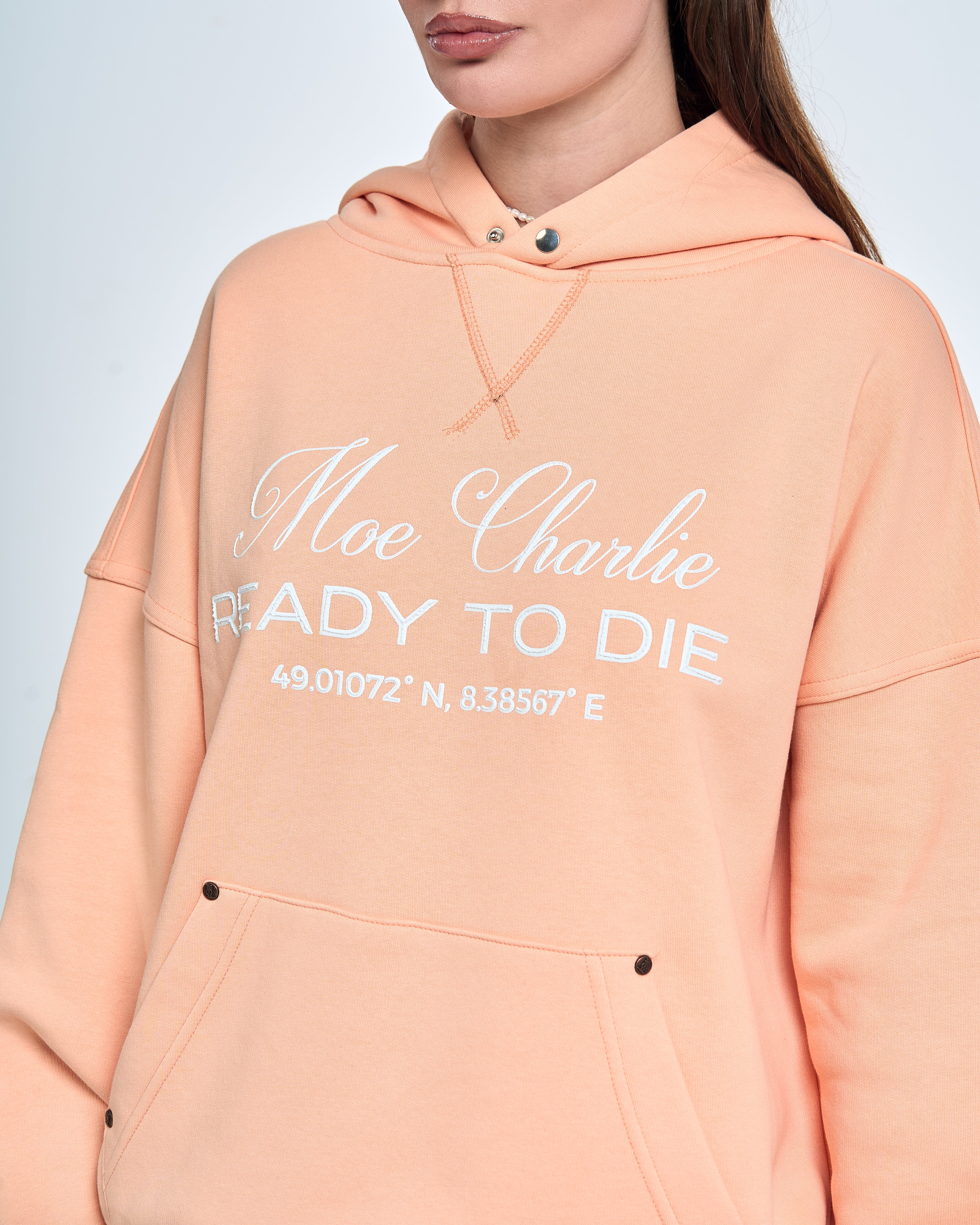 MOE CHARLIE Ready to Die Hoodie Peach, Nahaufnahme Front mit weißem Print und Druckknopf an der Kapuze