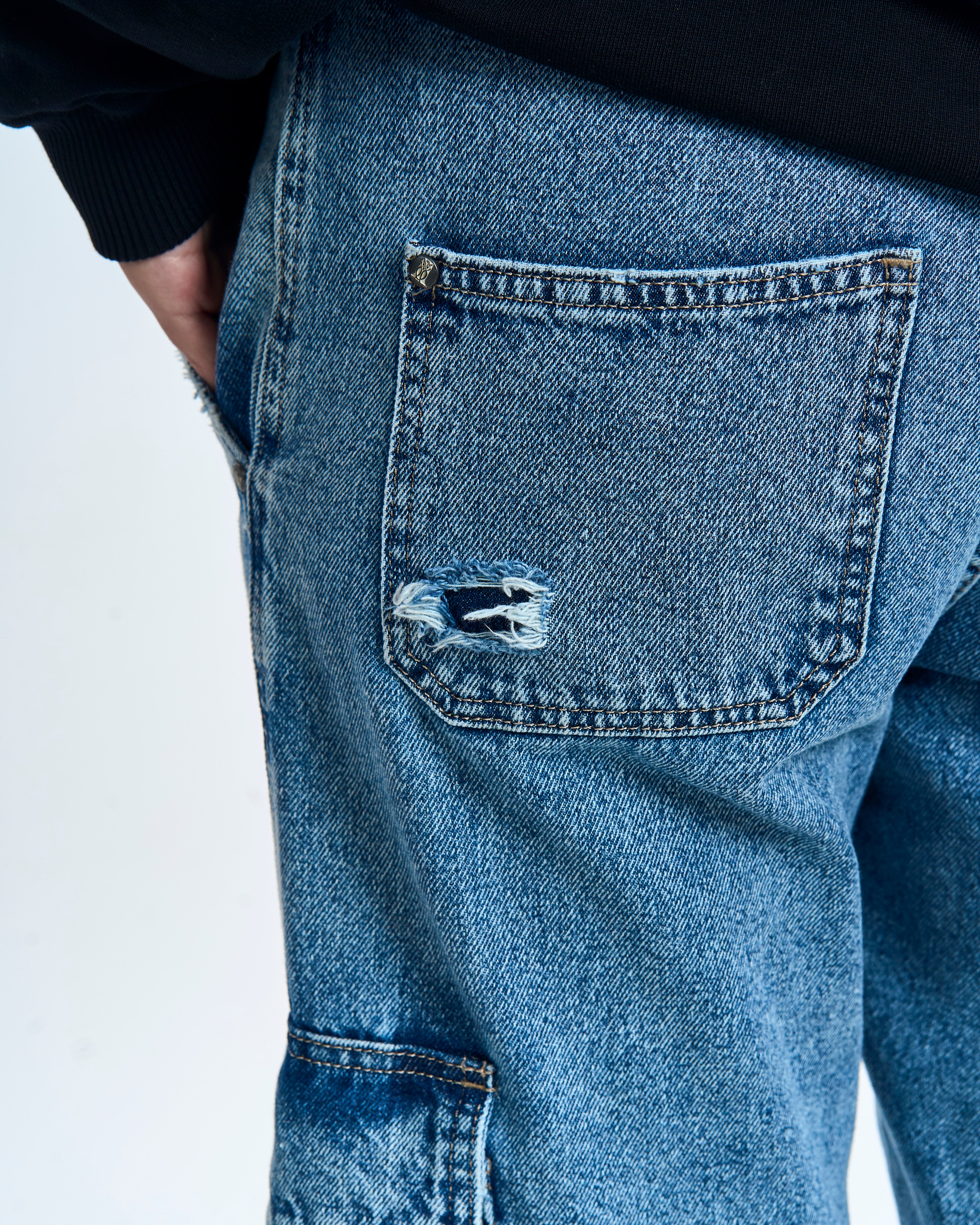Rückentasche der MOE CHARLIE Ice Cargo Denim – Gesäßtasche mit leichtem Distressing auf hellblauer Eiswäsche