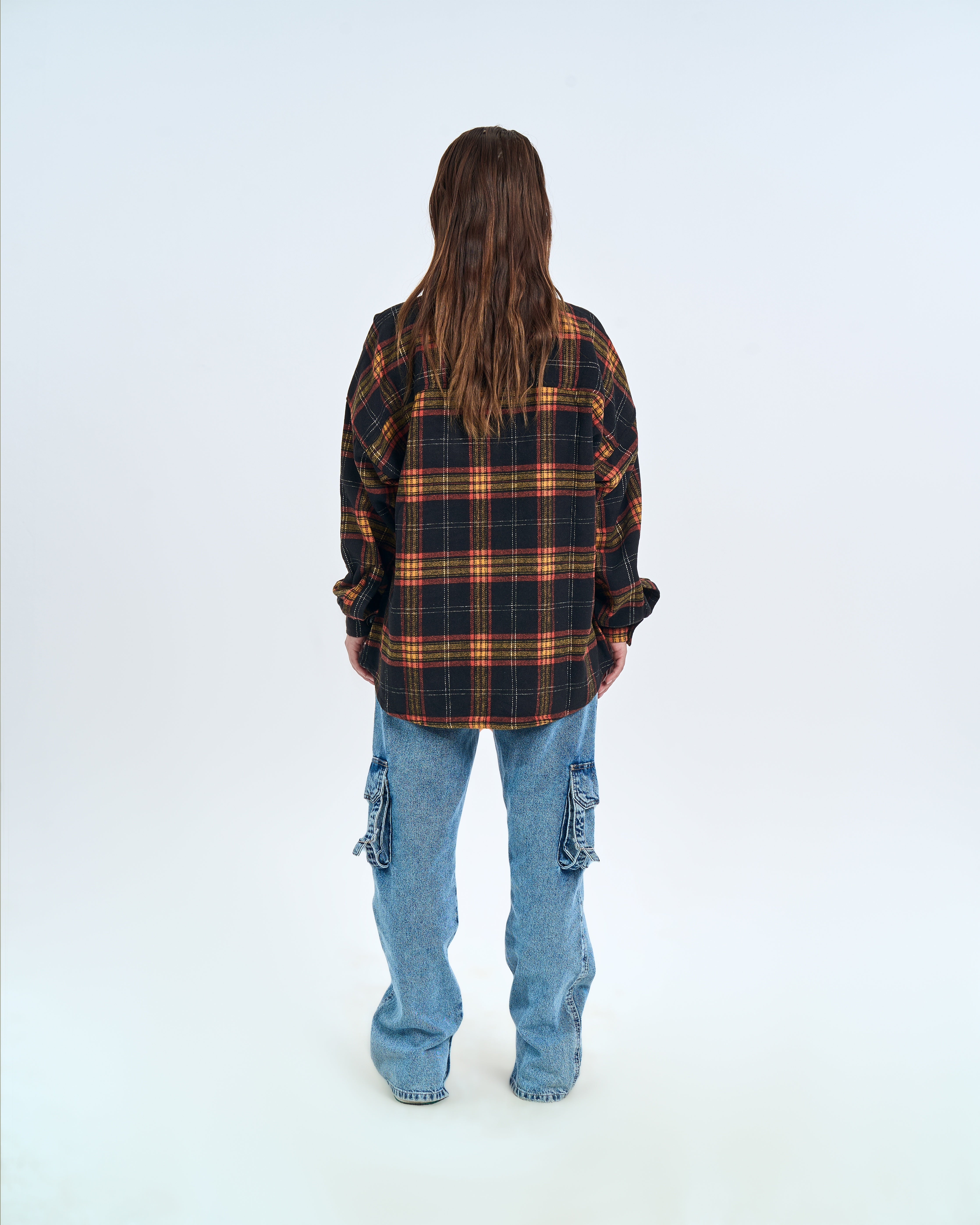 Rueckenansicht Vintage Flannel Shirt MOE CHARLIE, weibliche Traegerin, Cargo-Jeans und langer Ruecksaum