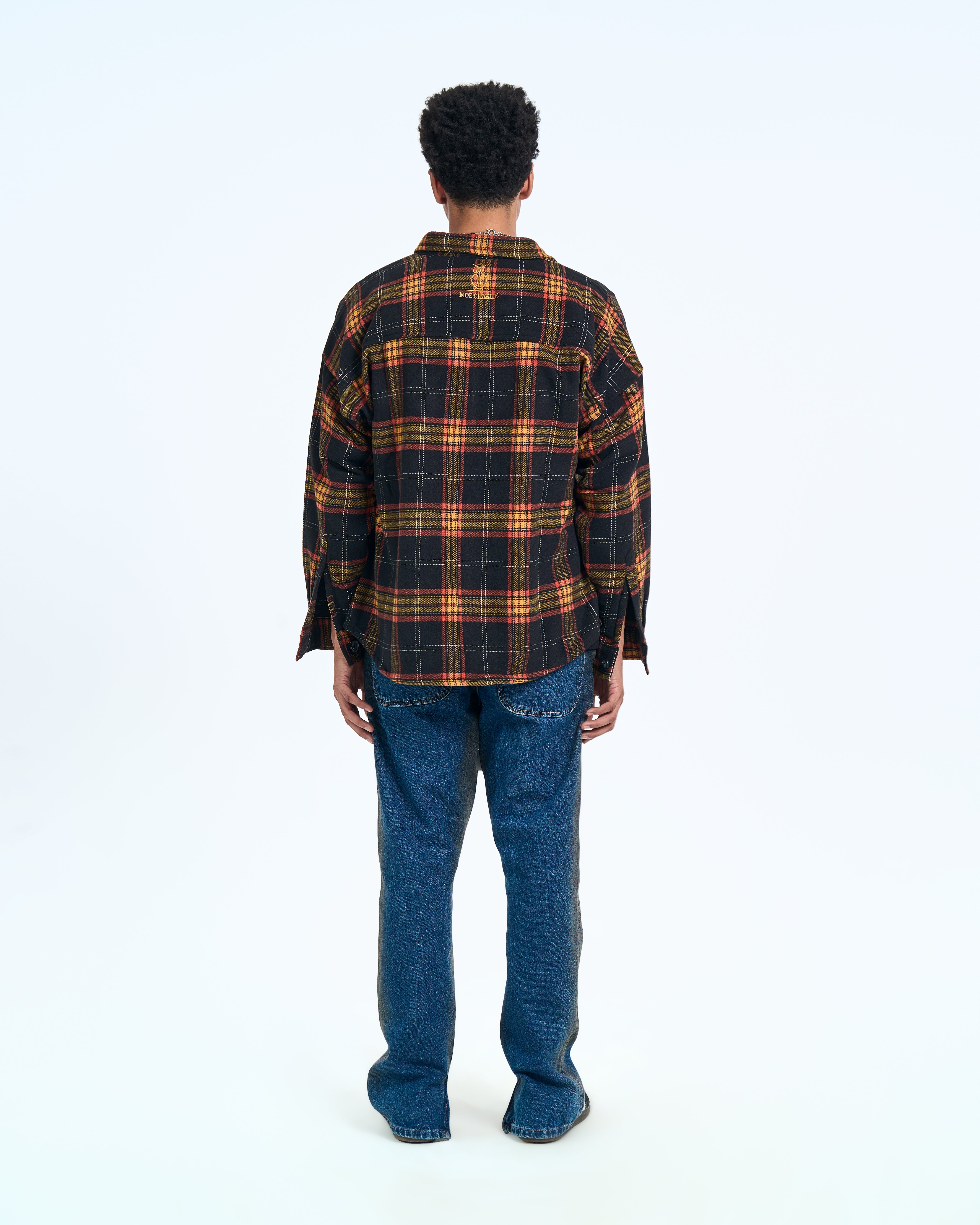 Rueckenansicht Vintage Flannel Shirt MOE CHARLIE, maennlich, Logo-Stickerei am Nackenband und blaue Jeans