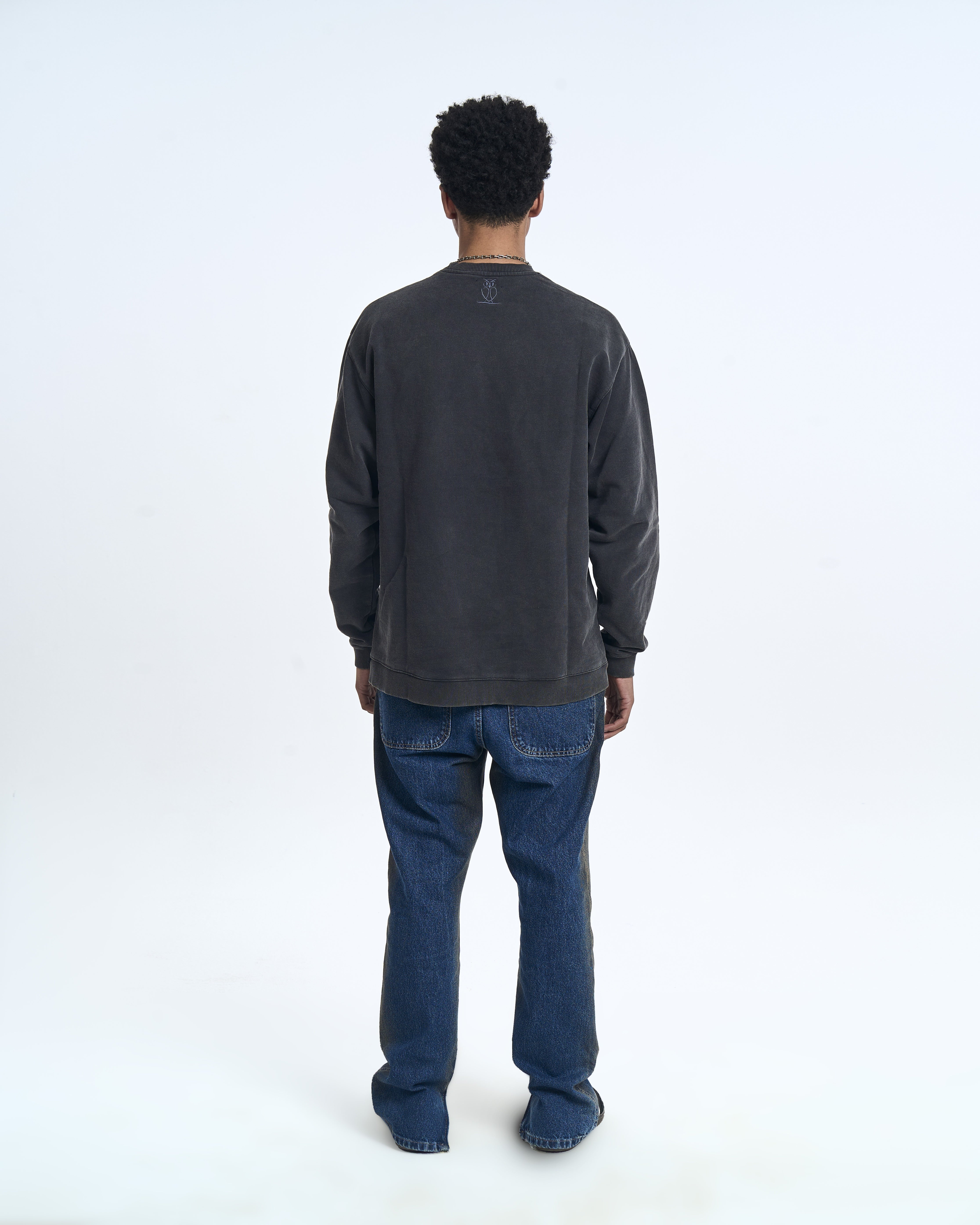 MOE CHARLIE Sweater Charcoal – Rückenansicht Herrenmodel, cleane Silhouette mit Eulen-Logo am oberen Rücken