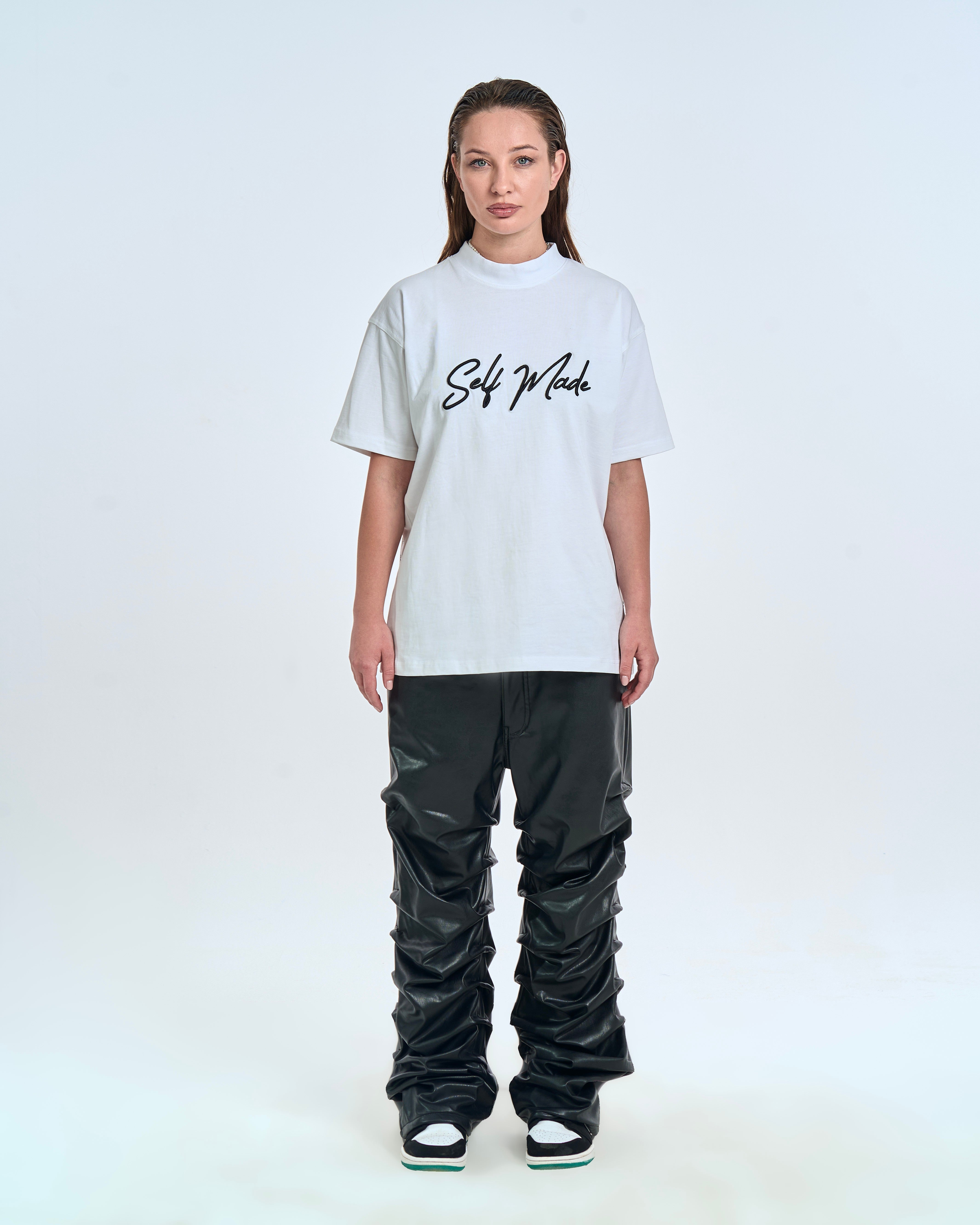 MOE CHARLIE Self Made Shirt weibliches Model – Frontansicht mit schwarzem Self Made Script-Aufdruck auf Weiß
