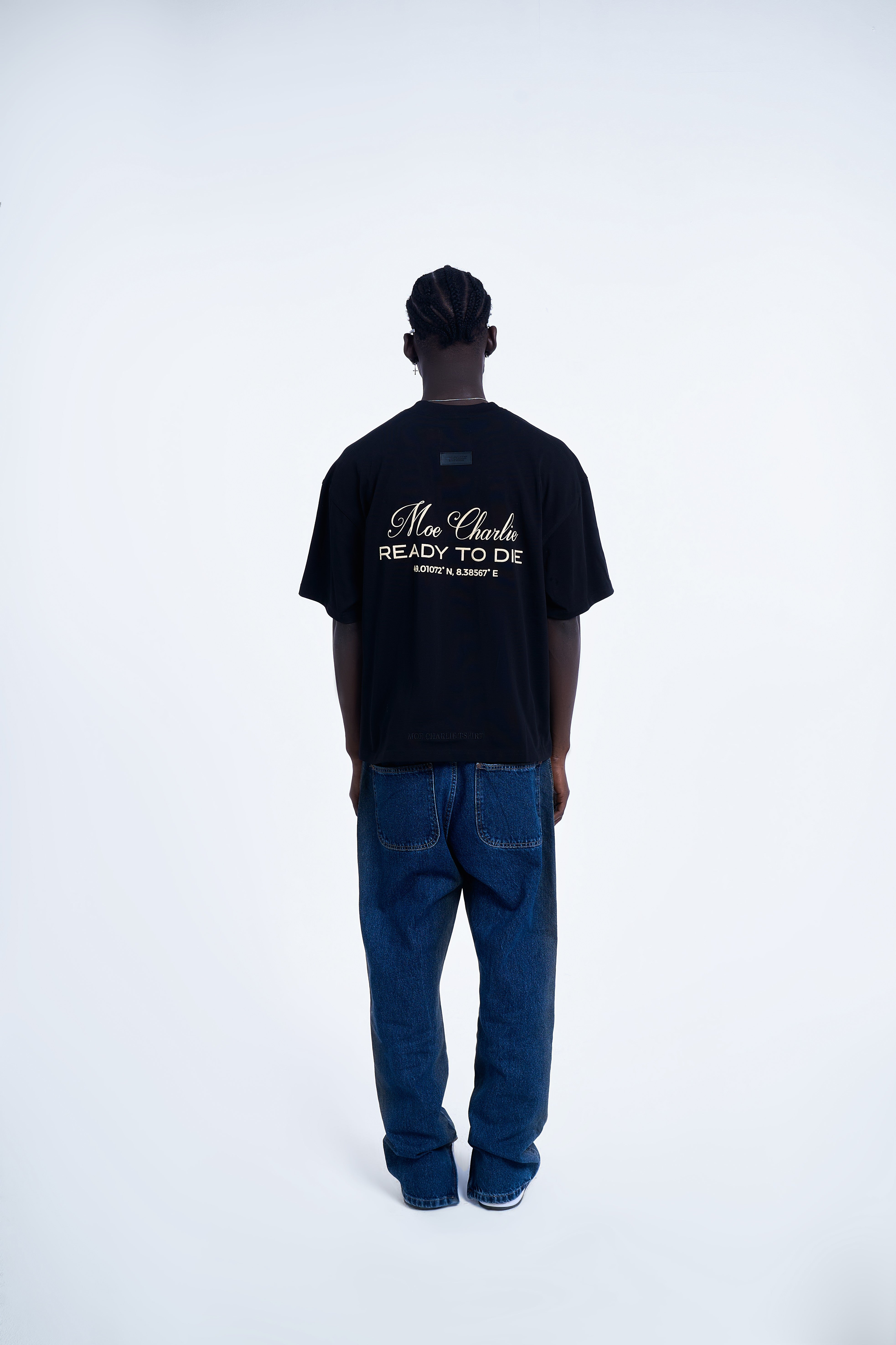MOE CHARLIE Ready To Die T-Shirt Rückenansicht – cremefarbener Script- und Bold-Print auf Schwarz, dunkle Jeans