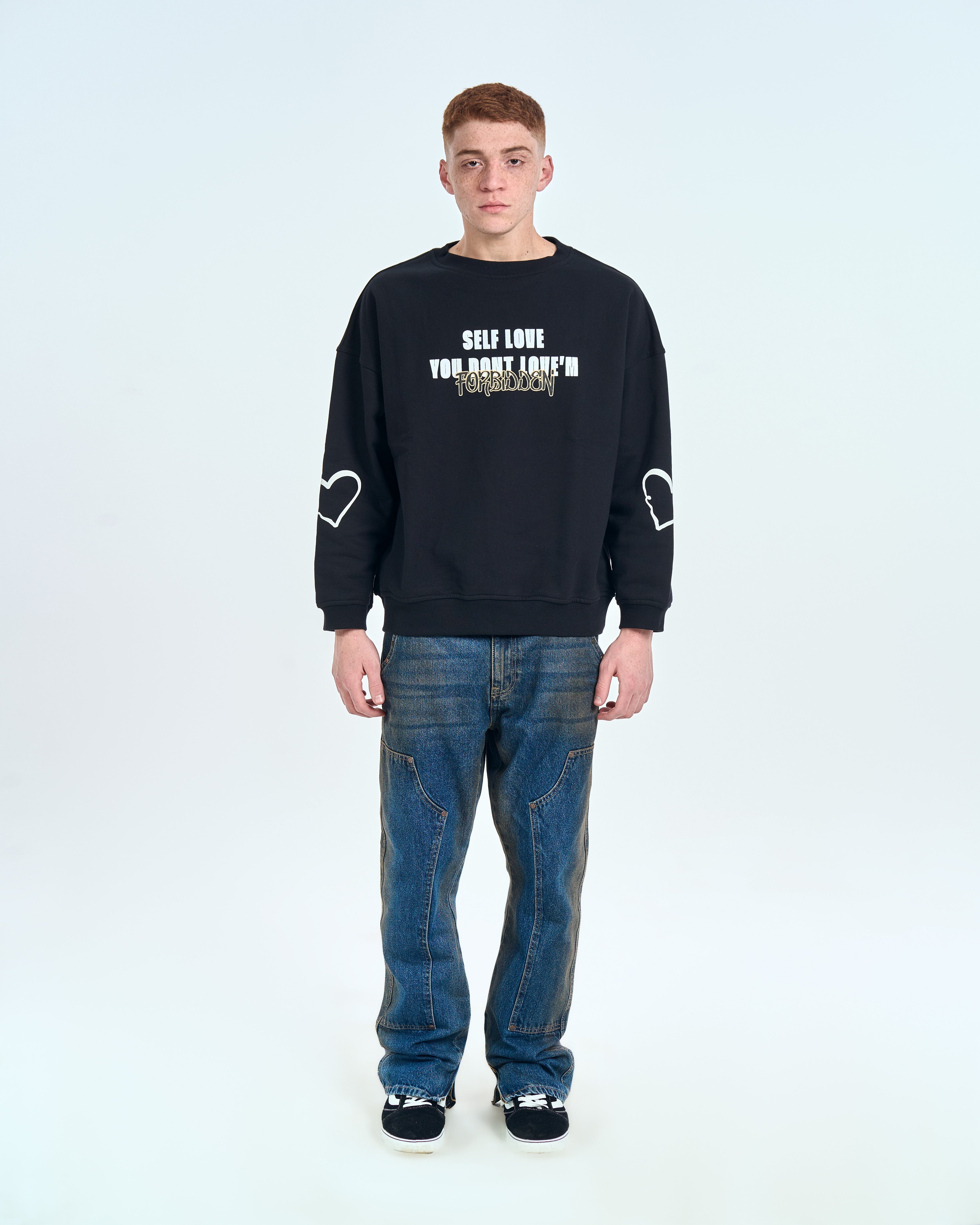 MOE CHARLIE Forbidden Sweater Schwarz - Frontansicht Herren, FORBIDDEN-Print, Herz-Elbow-Grafiken auf Ärmeln