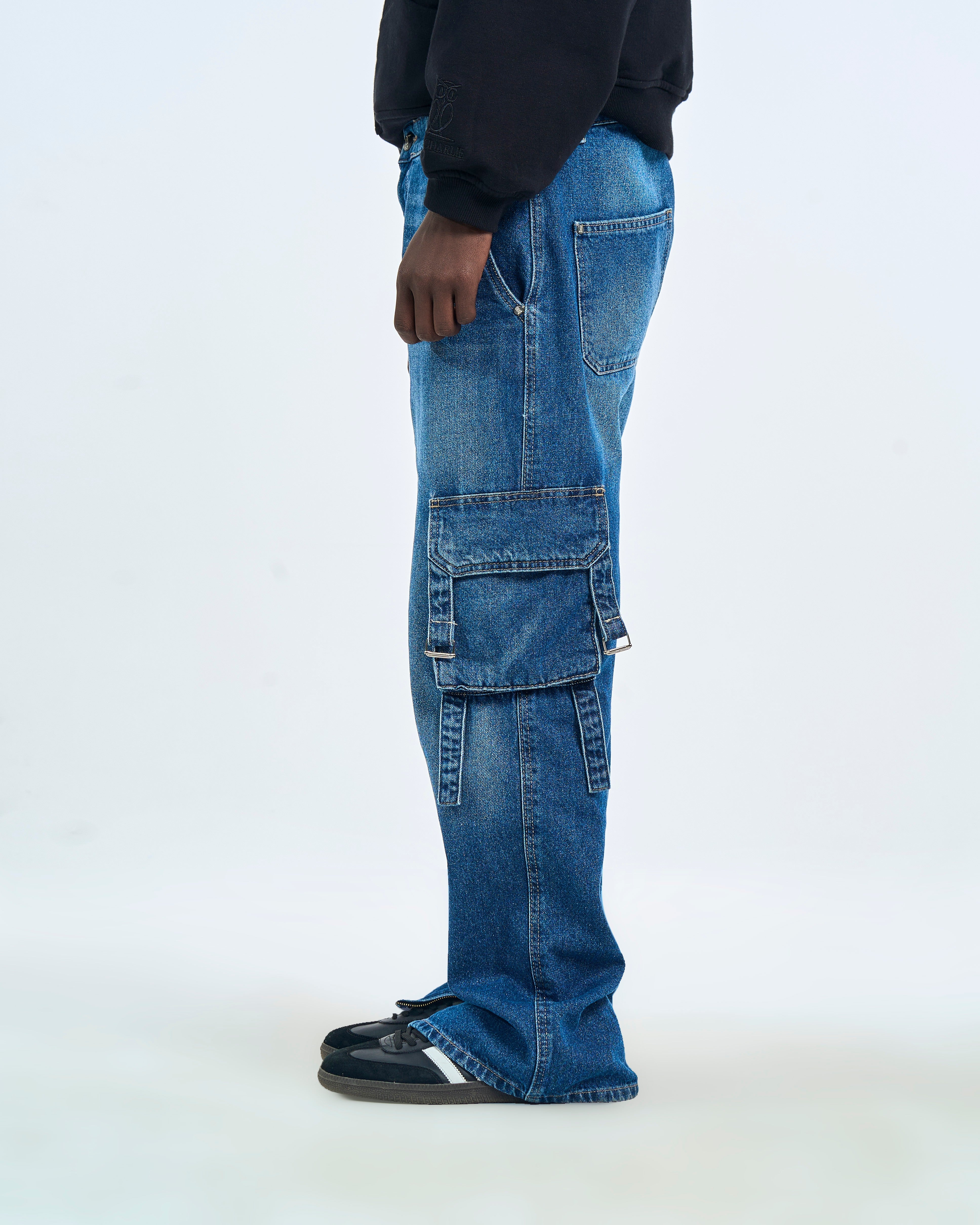 Seitenansicht der MOE CHARLIE Cargo Denim – großes Cargo-Taschen-Flap mit Gurtschnalle am Oberschenkel, weites Bein