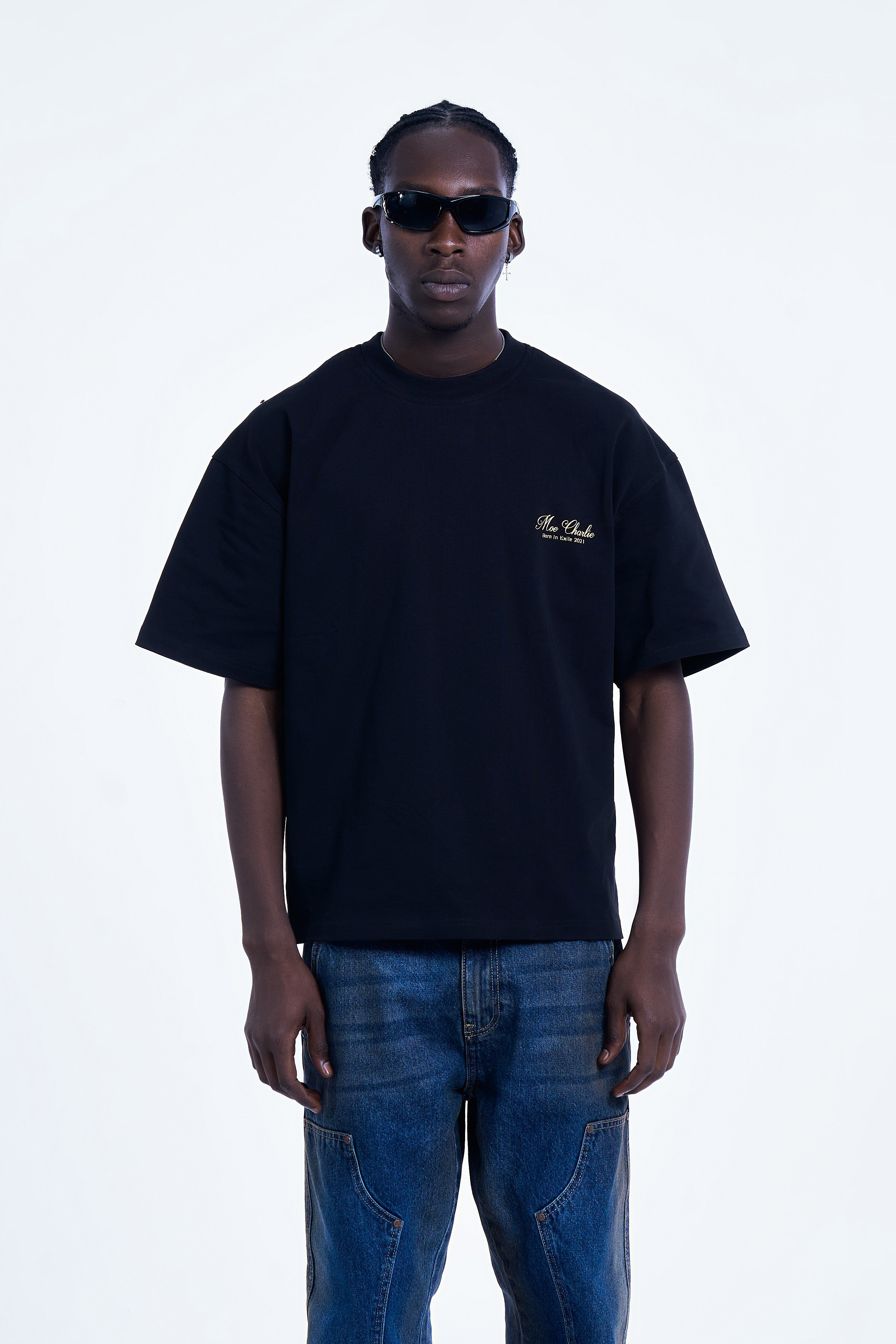 MOE CHARLIE Ready To Die Shirt Frontansicht – schwarzes Oversize-Tee, goldenes Script-Logo Brust links, Sonnenbrille