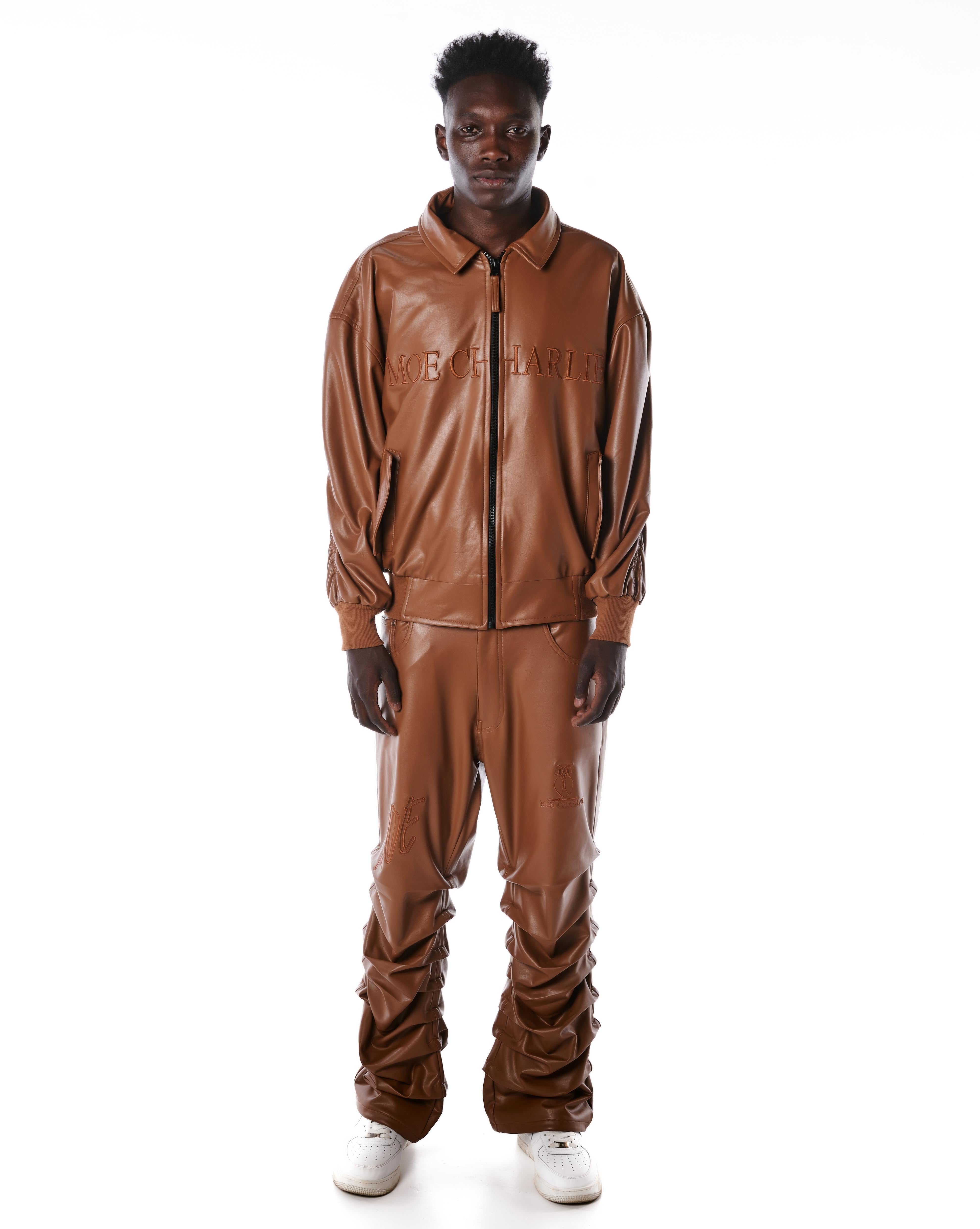 MOE CHARLIE Lederhose in Braun, Frontansicht mit passendem Lederjacket, Stacked-Fit mit Raffungen an den Knöcheln