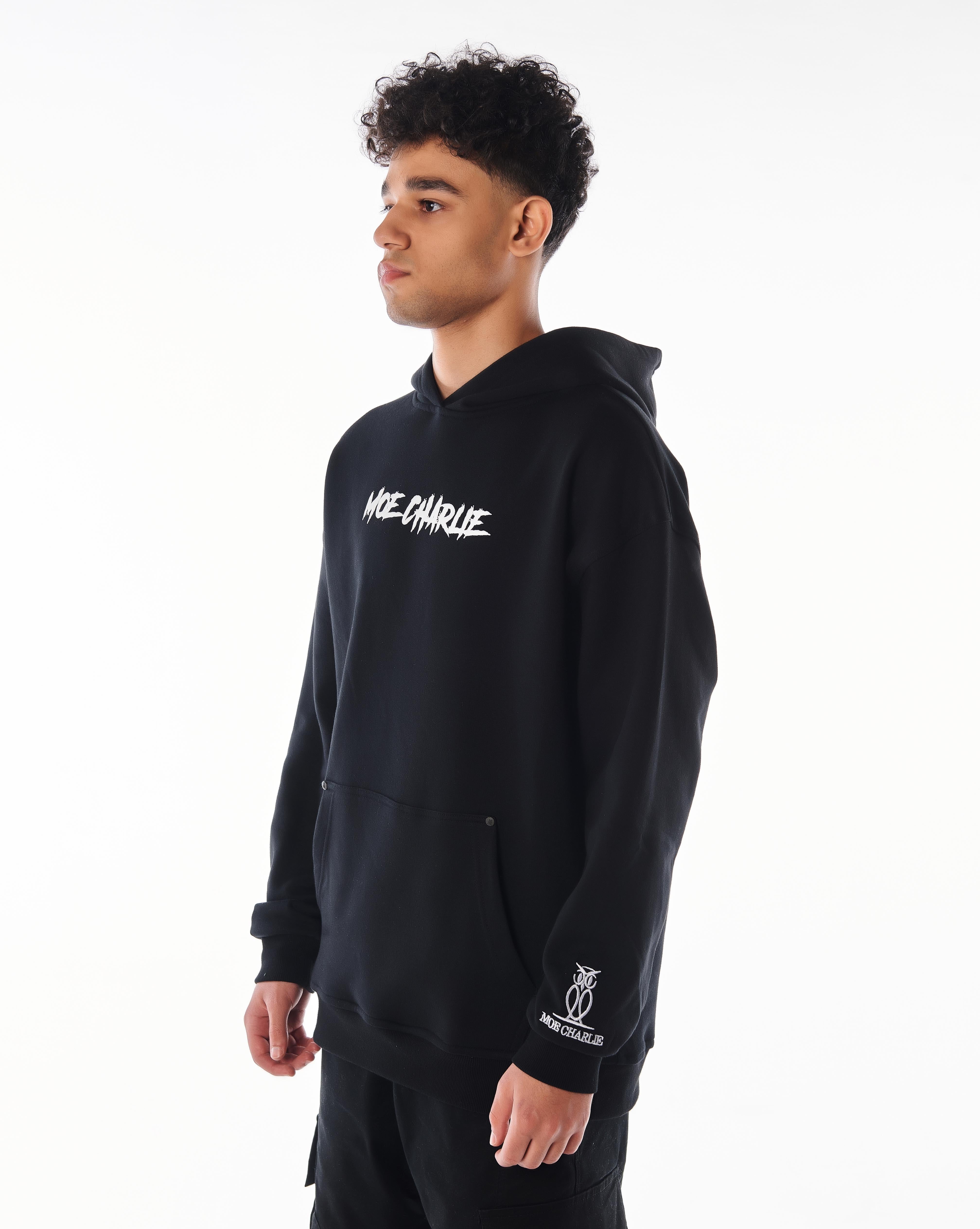 Seitenansicht links MOE CHARLIE Predator Hoodie, Oversize-Silhouette mit Kapuze, Frontprint teilweise sichtbar