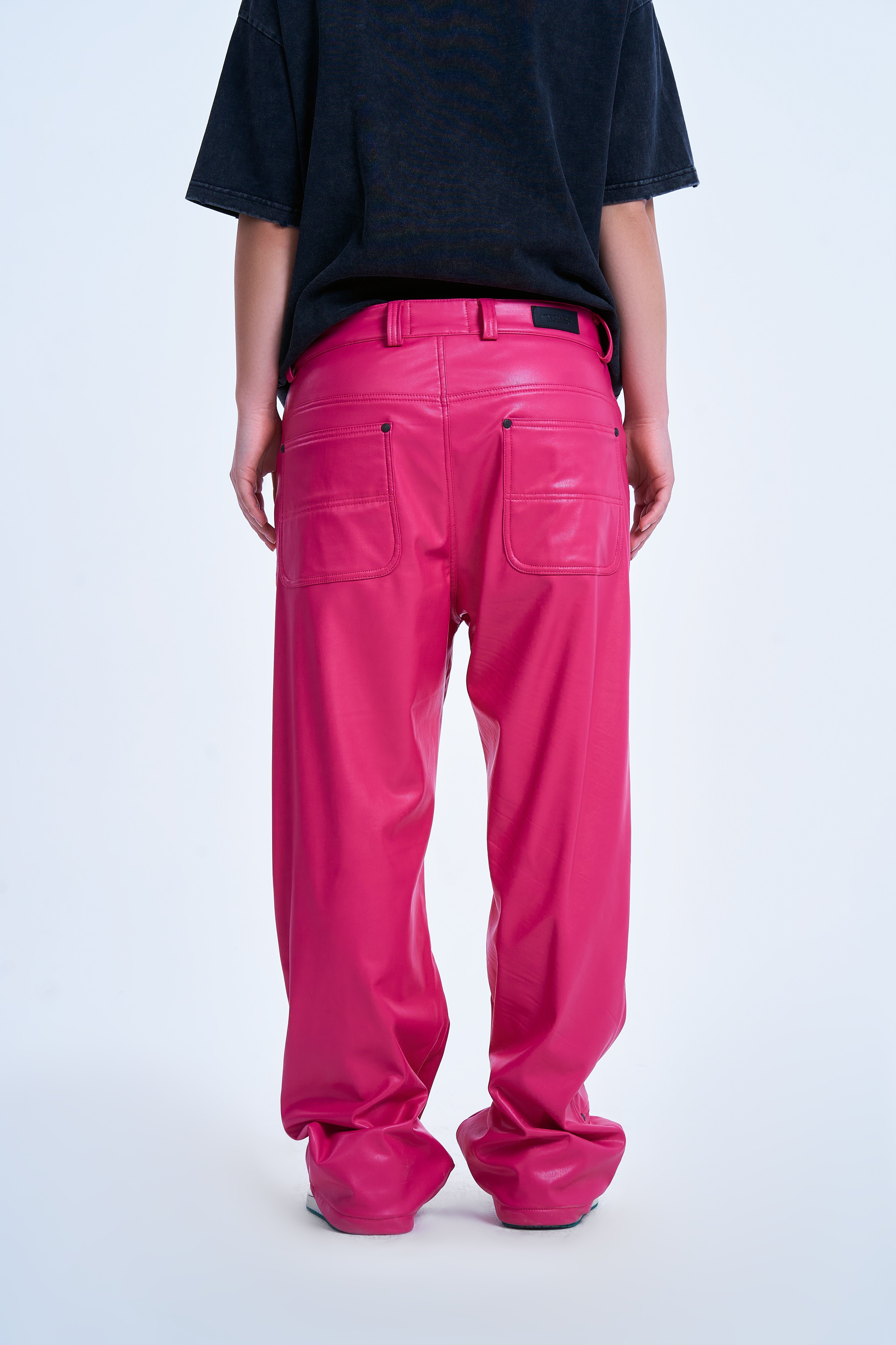 Rückenansicht Carpenter Leather Pants MOE CHARLIE Pink - weiblich, Gesäßtaschen und Taillenbund im Fokus