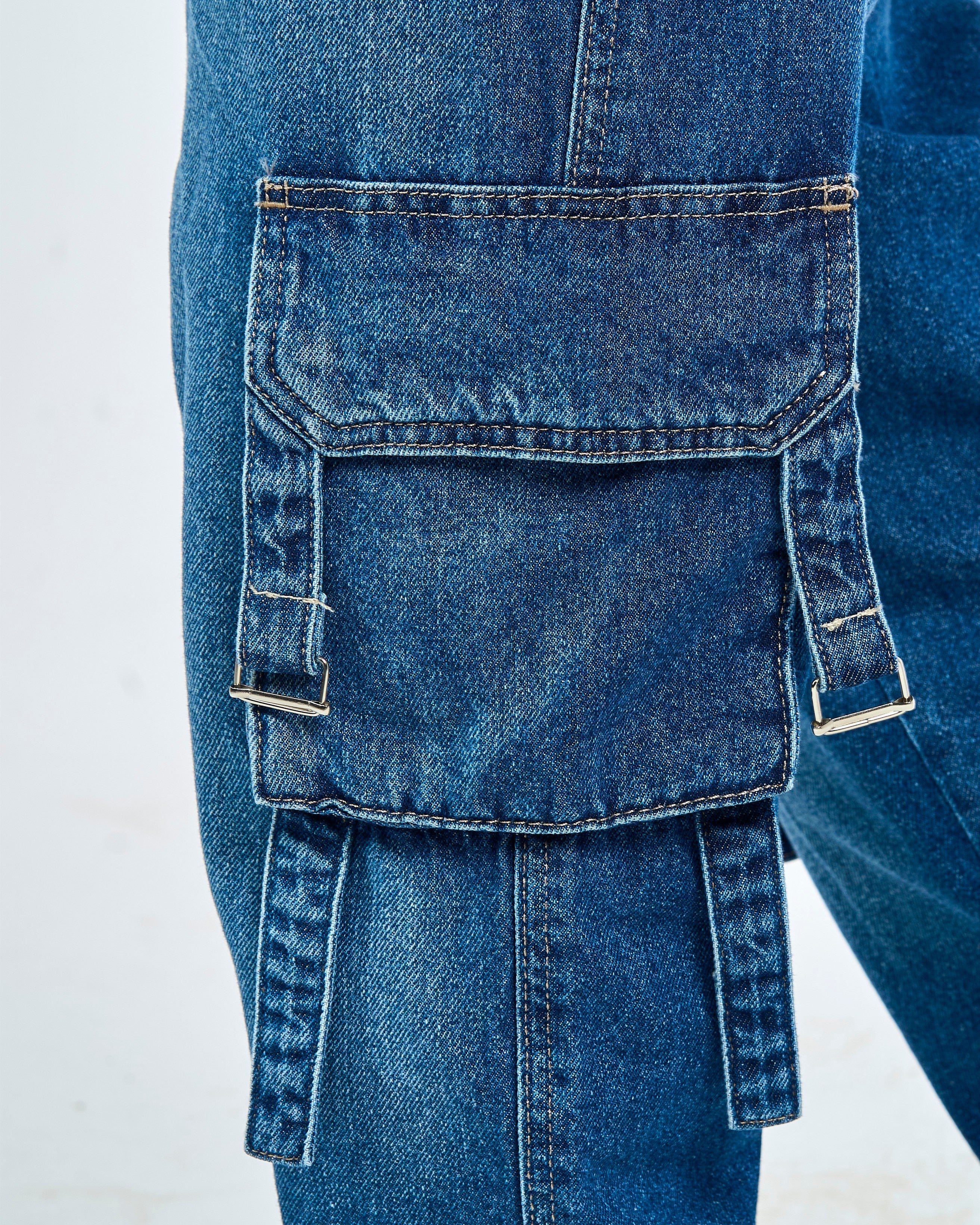 Detailaufnahme Cargotasche der MOE CHARLIE Denim – großer Flap-Pocket mit Gurtschnallen aus Metall, mittelblau