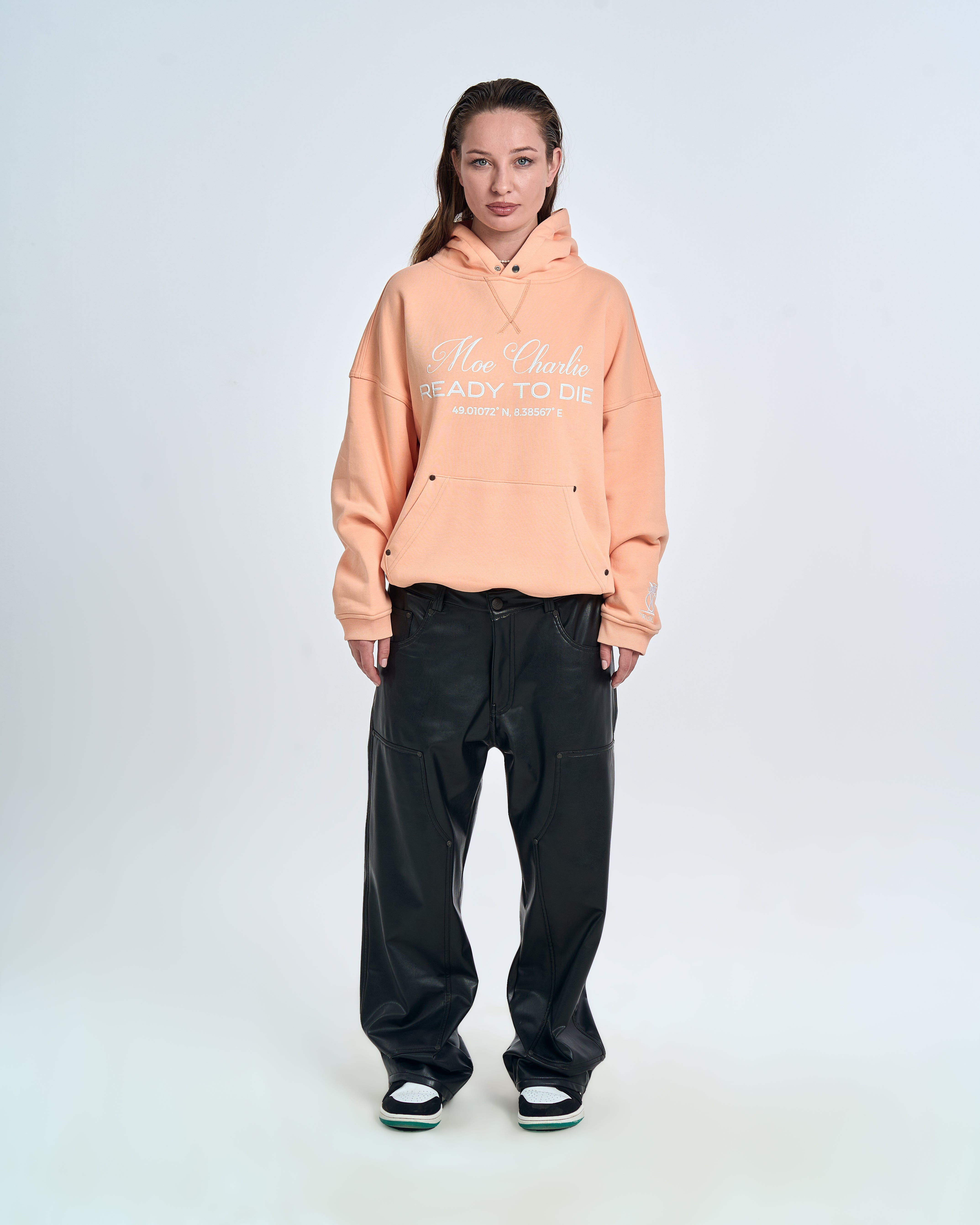 Ready to Die Hoodie MOE CHARLIE Peach, Frontansicht weiblich, weißer Print und Känguru-Tasche