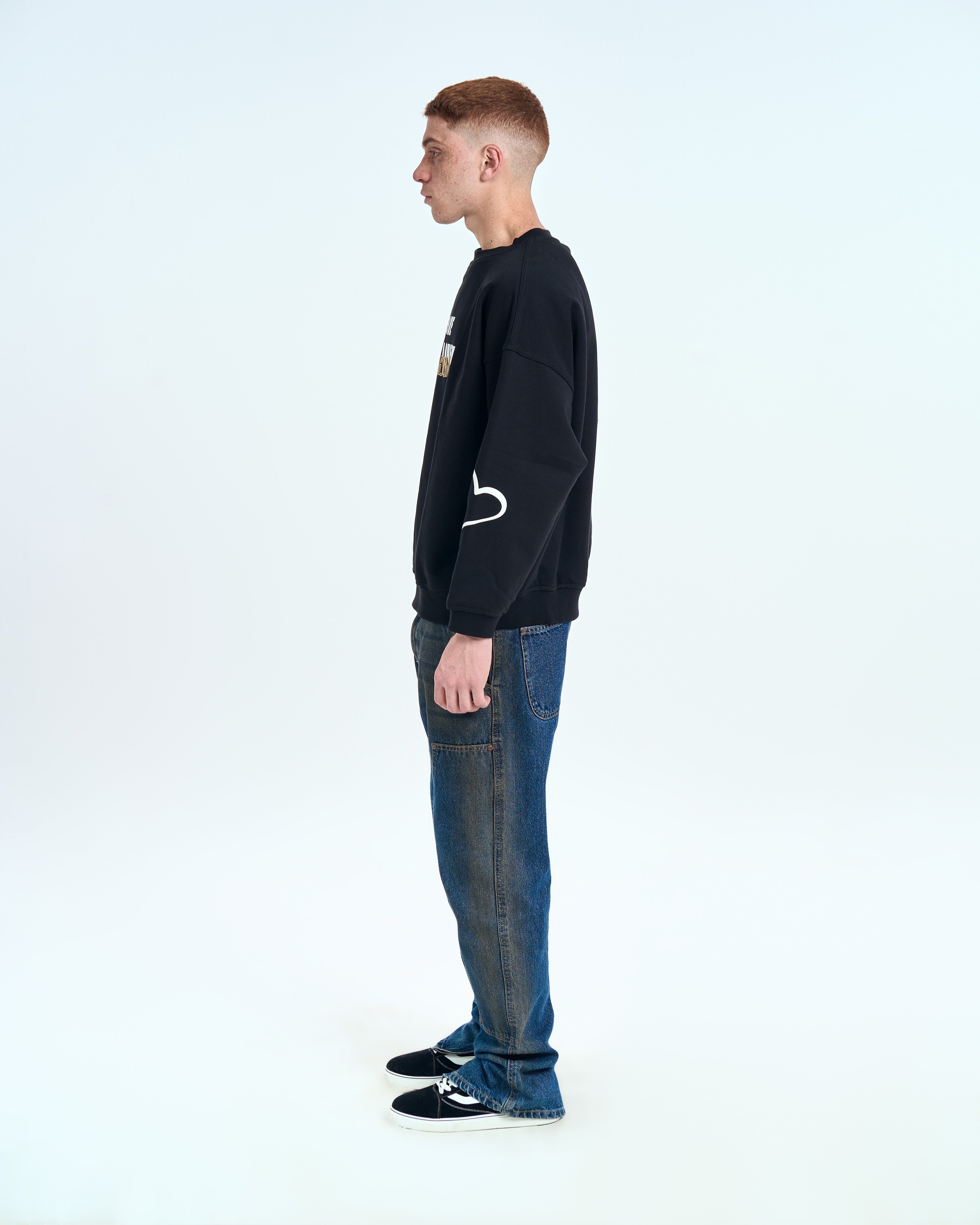 MOE CHARLIE Forbidden Sweater Schwarz - Seitenansicht rechts, weisses Herz-Outline am Ellenbogen sichtbar