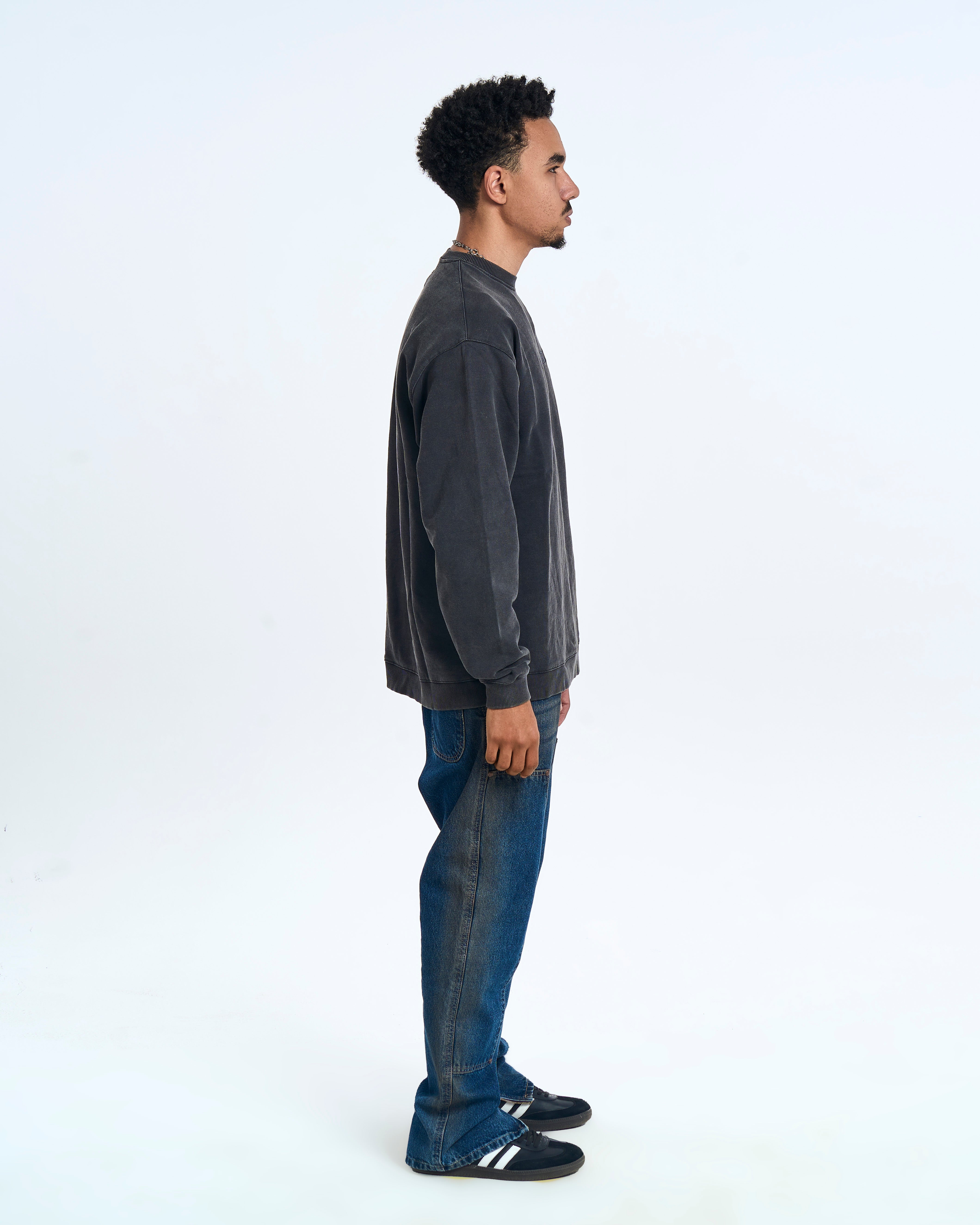 MOE CHARLIE Sweater Charcoal – Seitenansicht rechts, Oversize-Crewneck-Silhouette, blaue Jeans, Adidas Samba