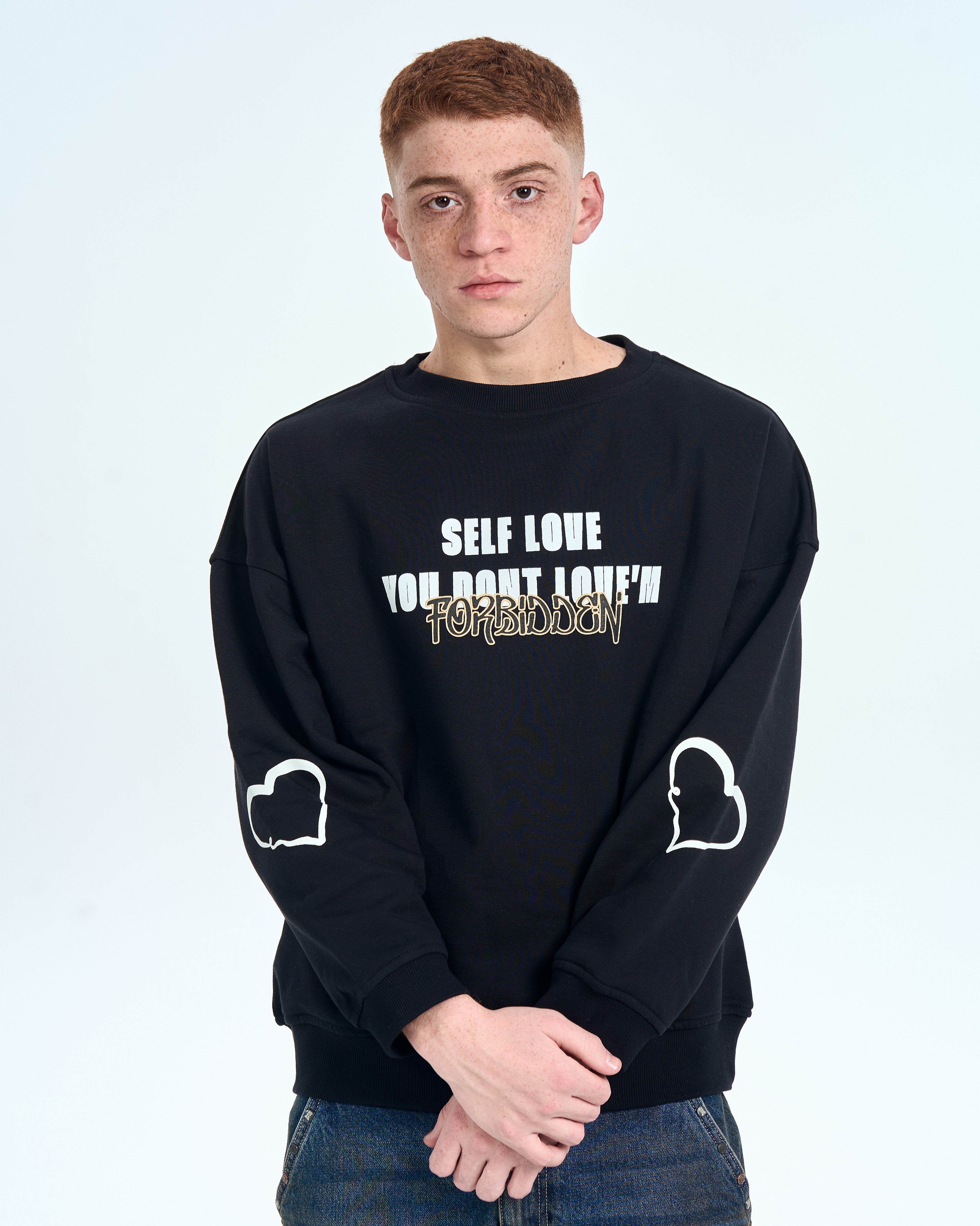 Nahaufnahme Frontprint - Self Love FORBIDDEN Text mit Herz-Outline-Ärmeln am schwarzen MOE CHARLIE Sweater