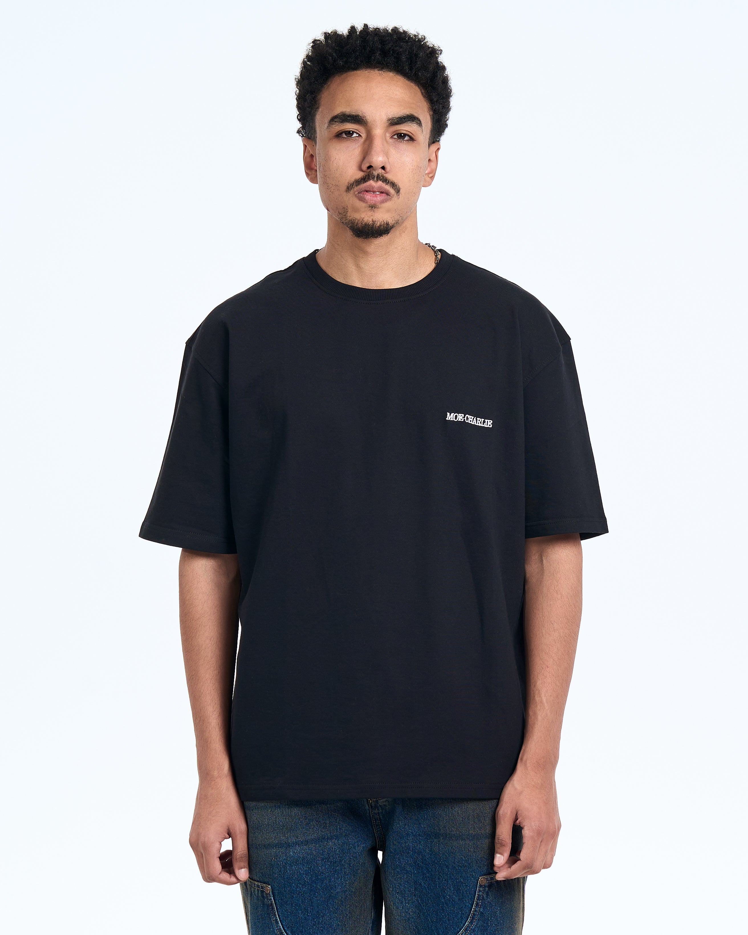 MOE CHARLIE Basic T-Shirt Schwarz – Oberkörper-Frontansicht, weißes Schrift-Logo auf Brust, goldene Halskette