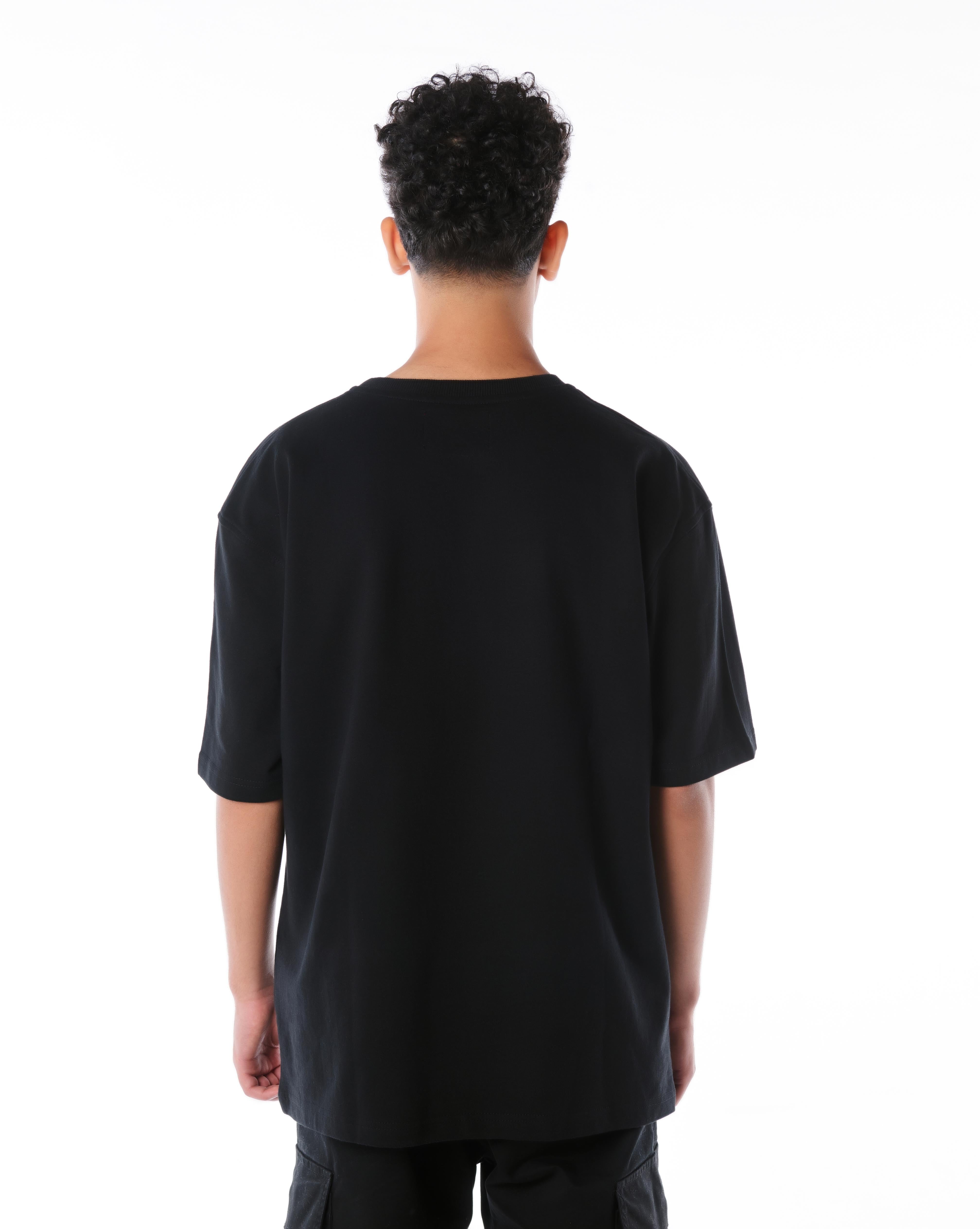 Rückenansicht des MOE CHARLIE Pink Logo T-Shirts in Schwarz, cleanes einfarbiges Oversize-Design ohne Rückendruck
