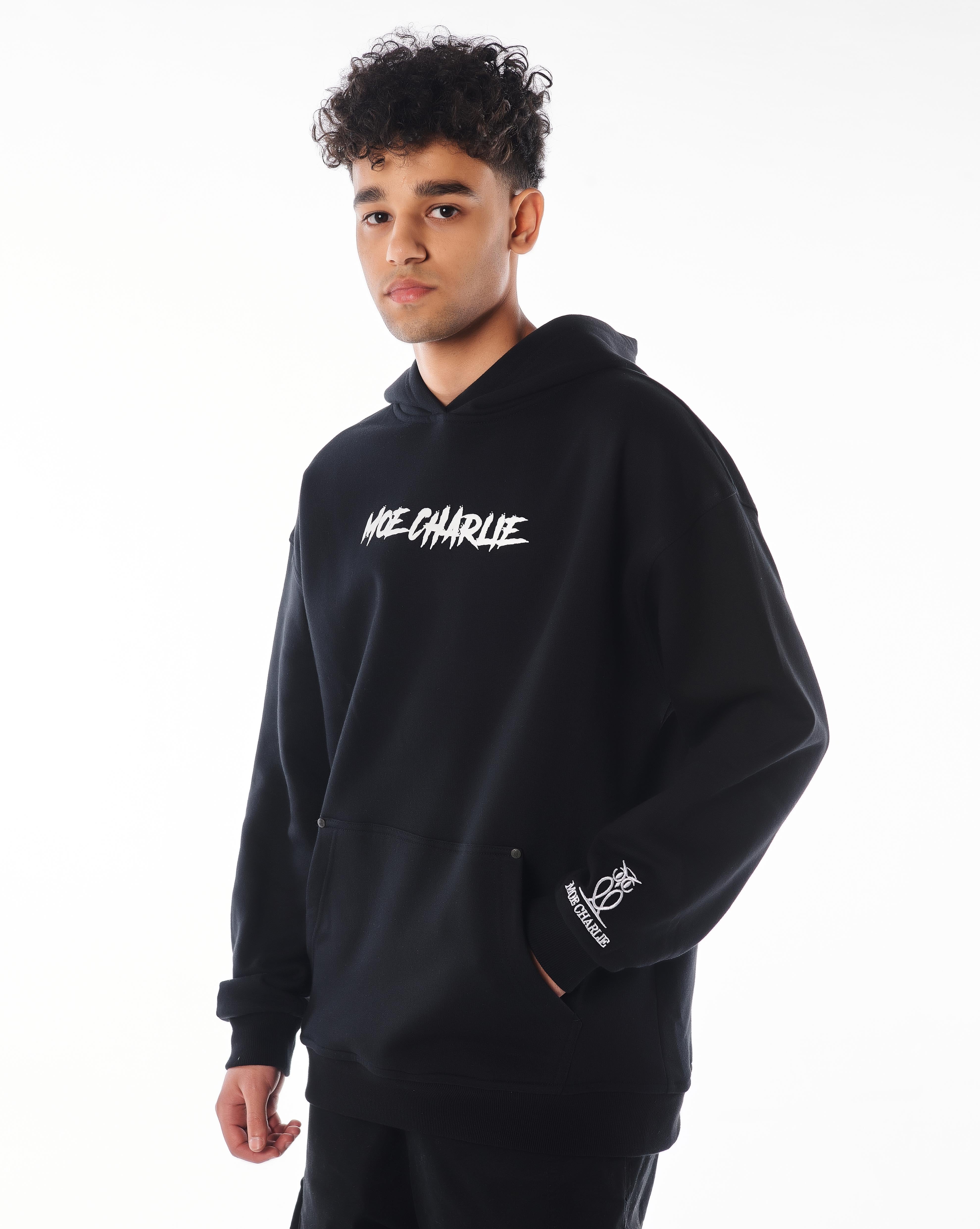 Dreiviertelansicht rechts MOE CHARLIE Predator Hoodie, Puff-Print Brust groß sichtbar, Eulen-Logo am Ärmel